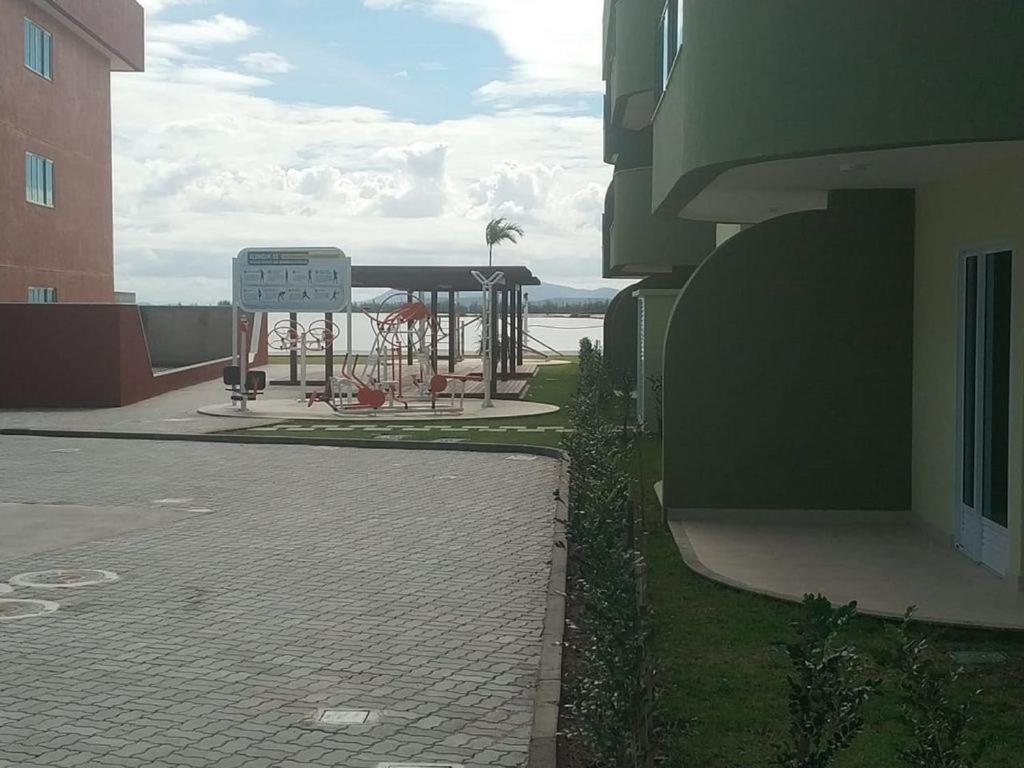 Flat com praia privativa e lazer total em Arraial