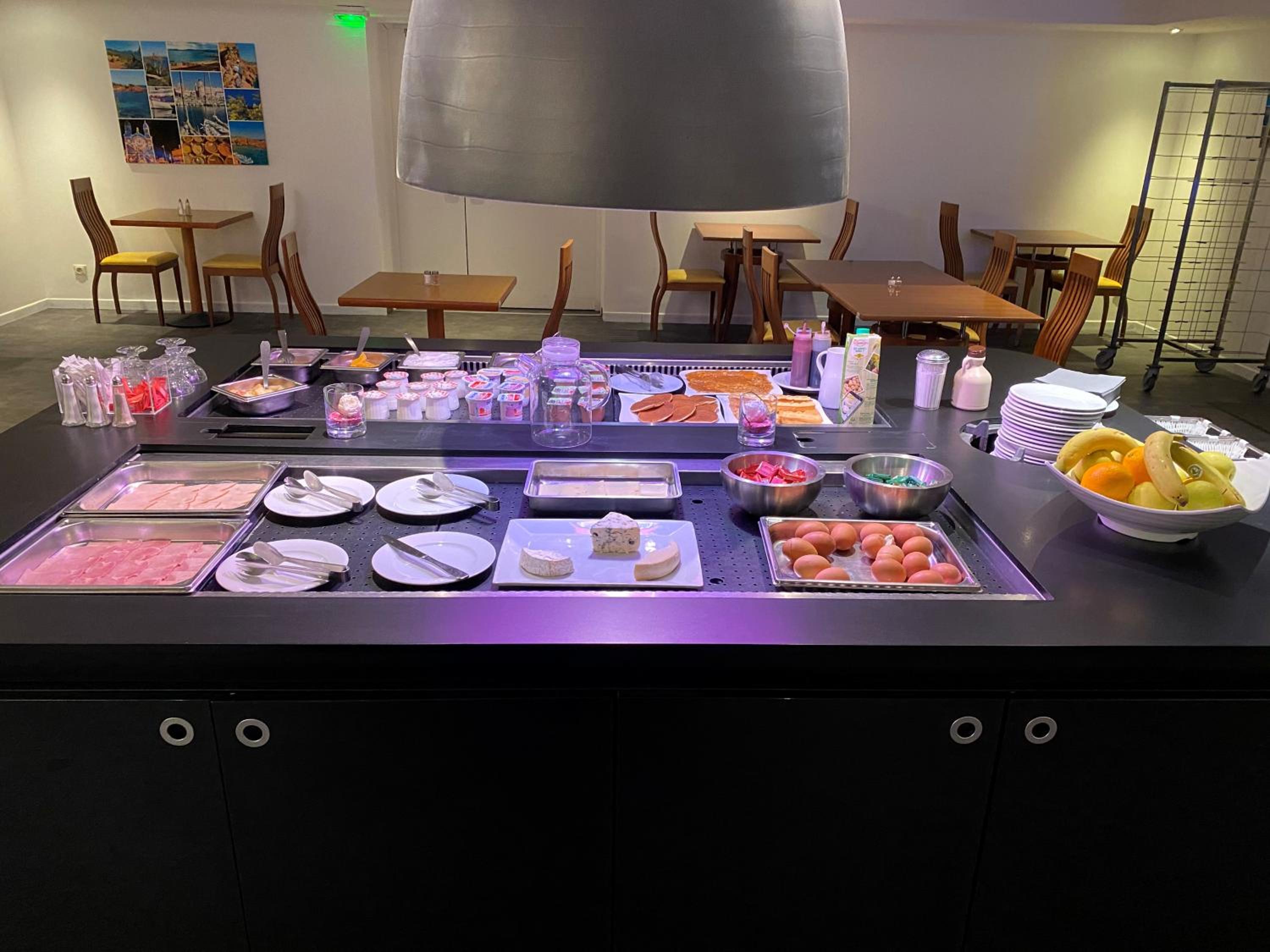 Frejus Vacations - Hotel restaurant Kyriad Frejus - Property Image 10