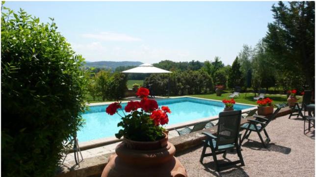 Podere Lamaccia - bed and kitchinette