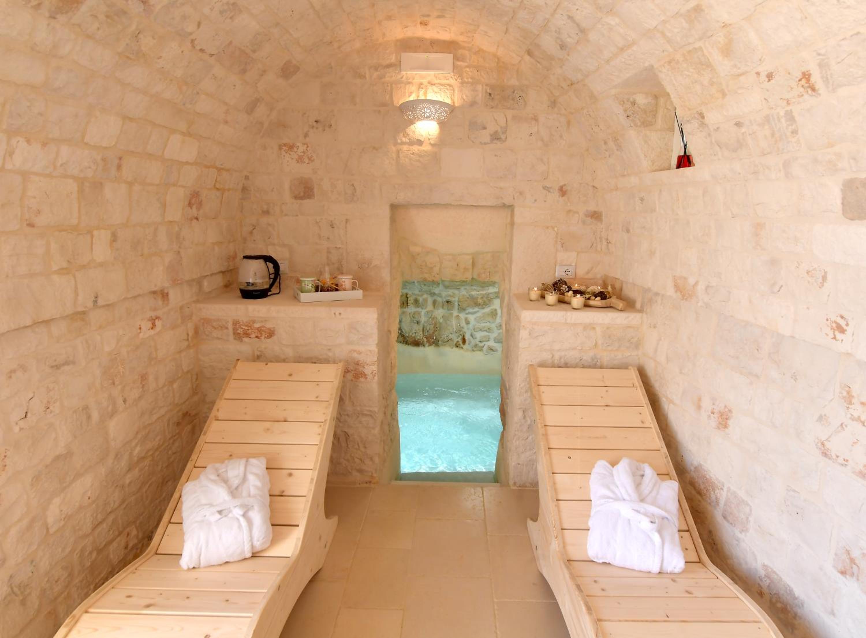 Trulli Santa Croce Luxury Holidays - piscina privata fino a 8 persone view 2