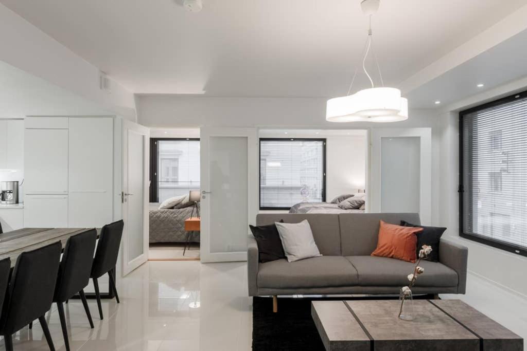 Sleek and Spacious 3 BR Apartment in City Centre view 2
