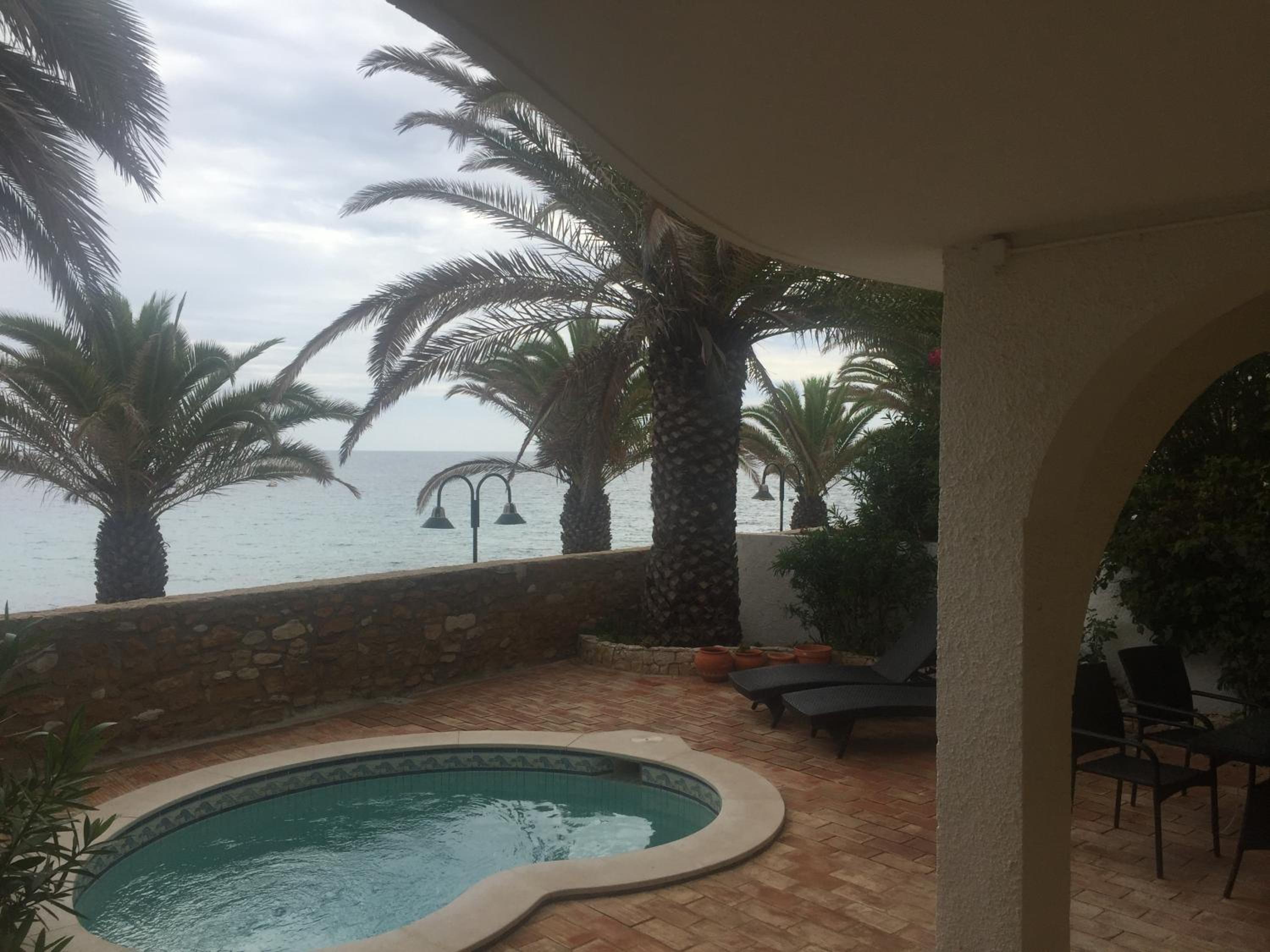 Beach front/waterside apartment view 4