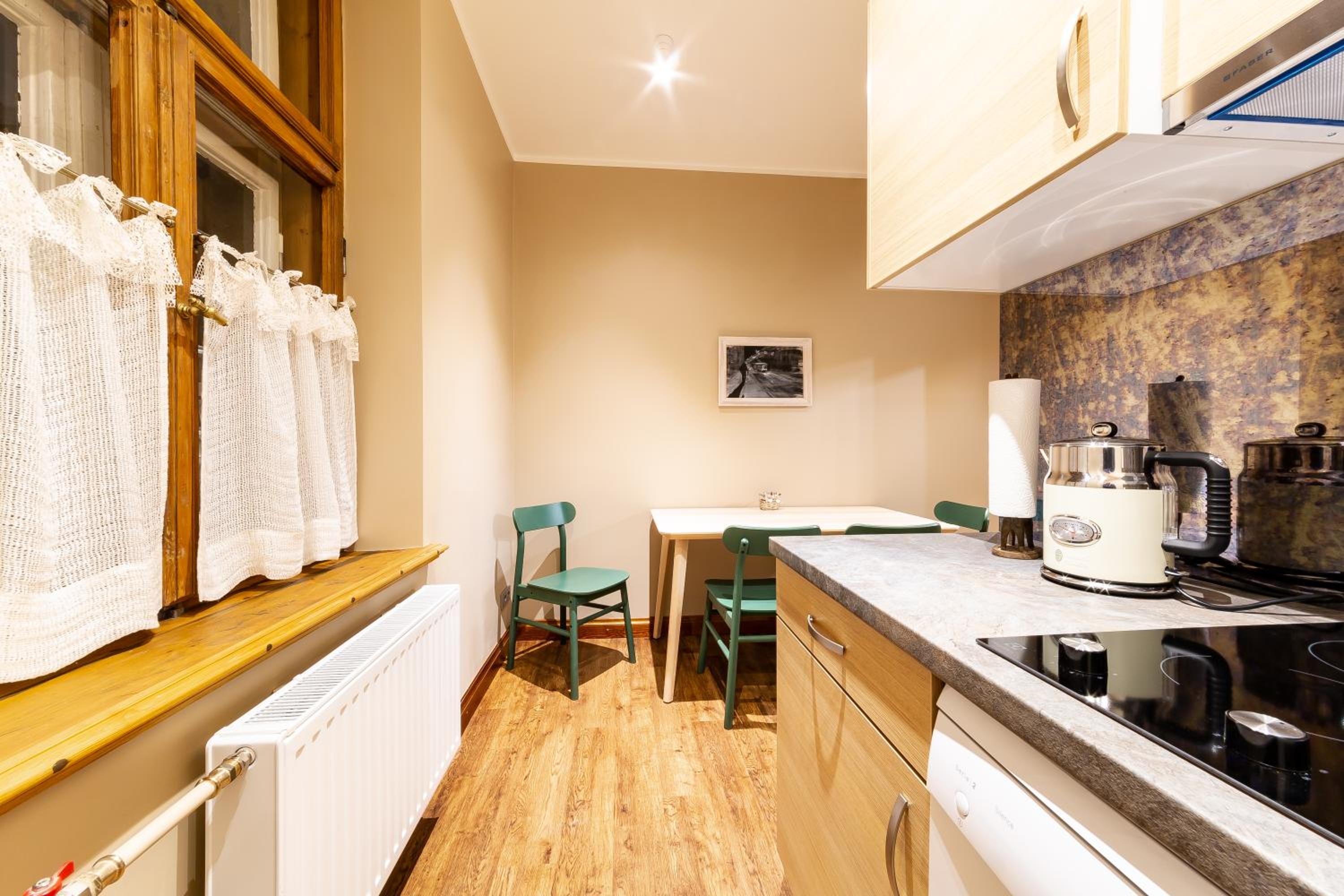 Gourmet Storie's AP 68sqm Renovated Free parking view 3