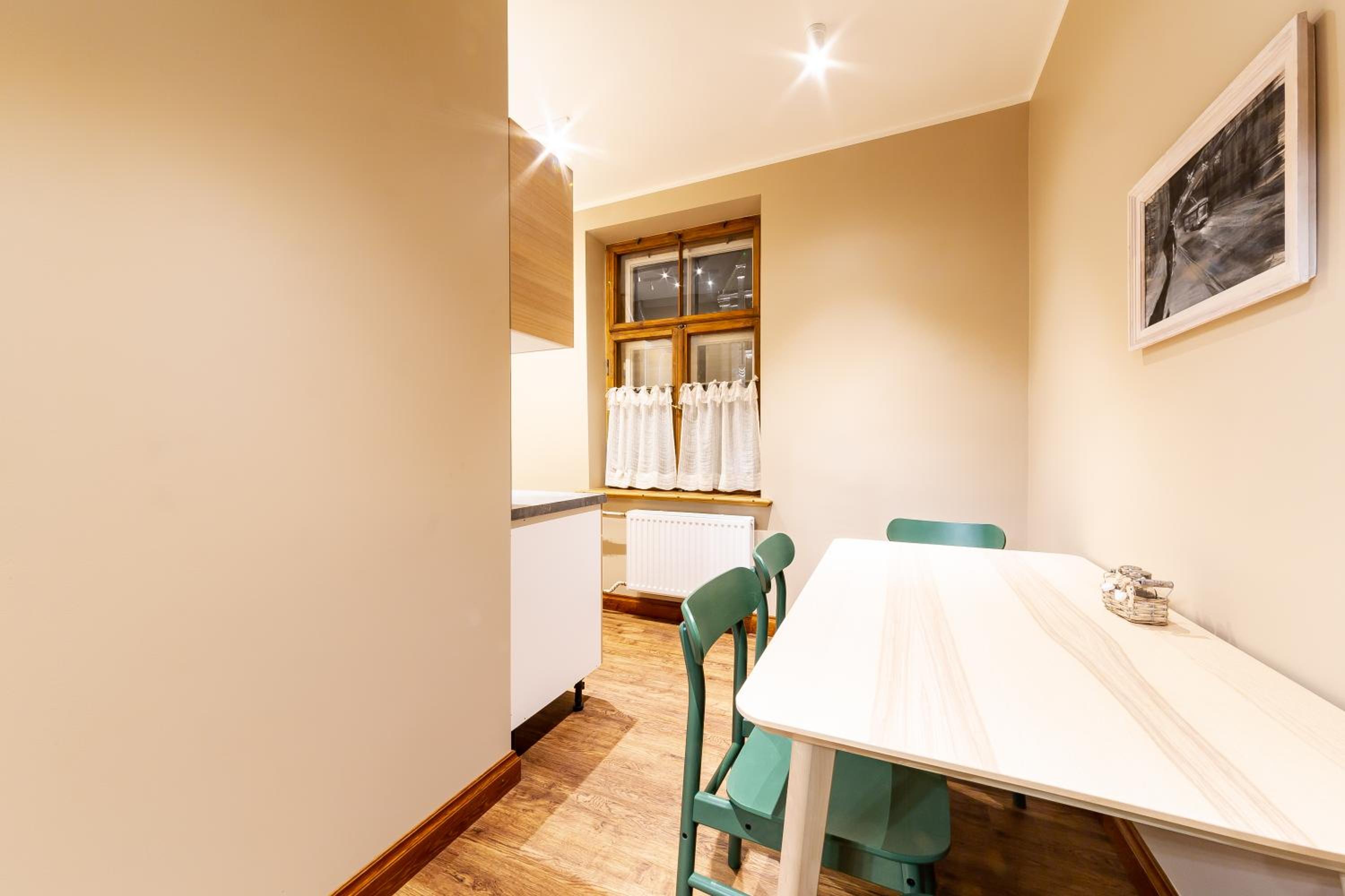 Gourmet Storie's AP 68sqm Renovated Free parking view 4