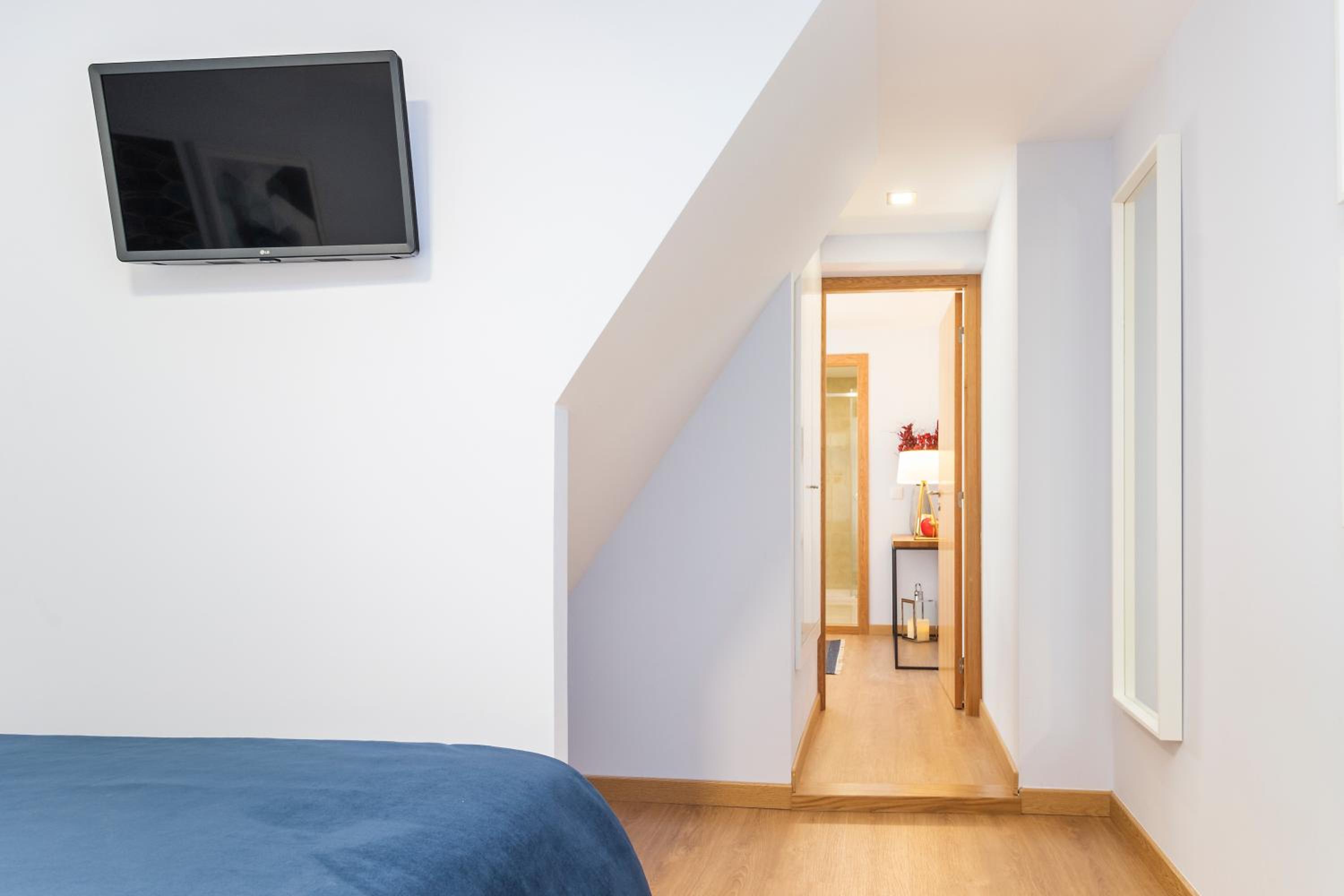 Perfect 1 Bedroom very central with AC view 5