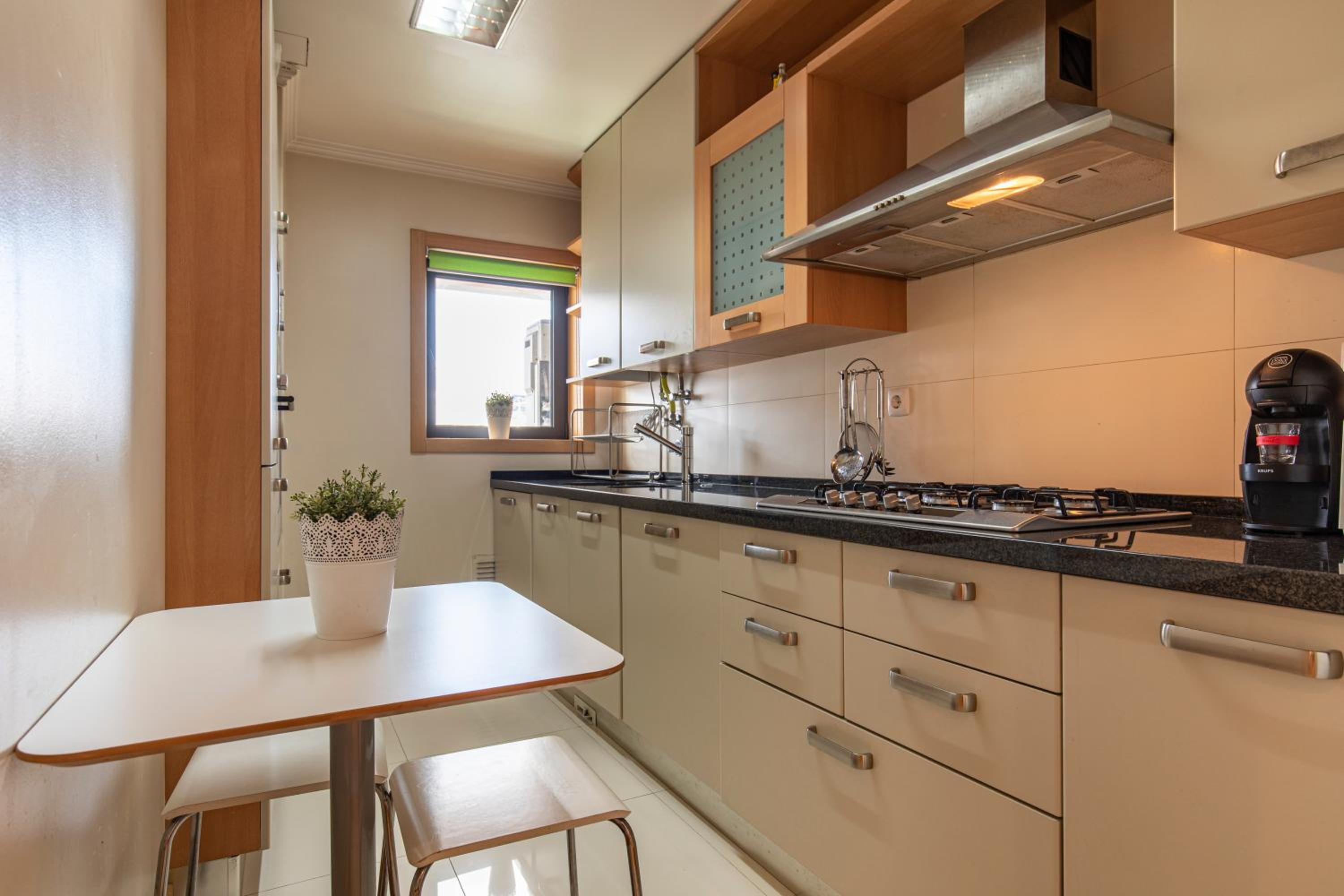 LovelyStay - Modern apartment in Anjos view 3