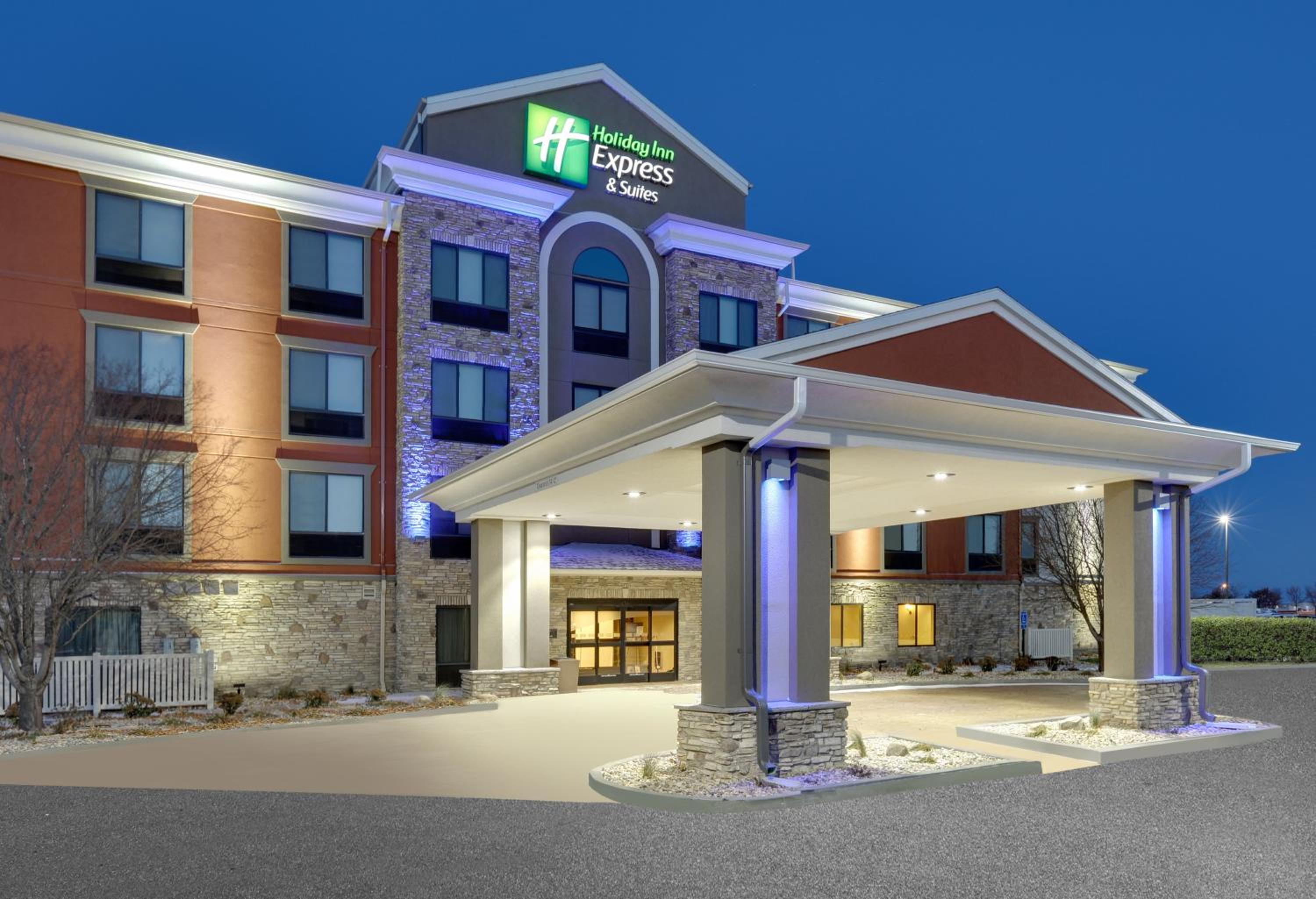 Mitchell Vacations - Holiday Inn Express  Suites Mitchell, an IHG Hotel - Property Image 1
