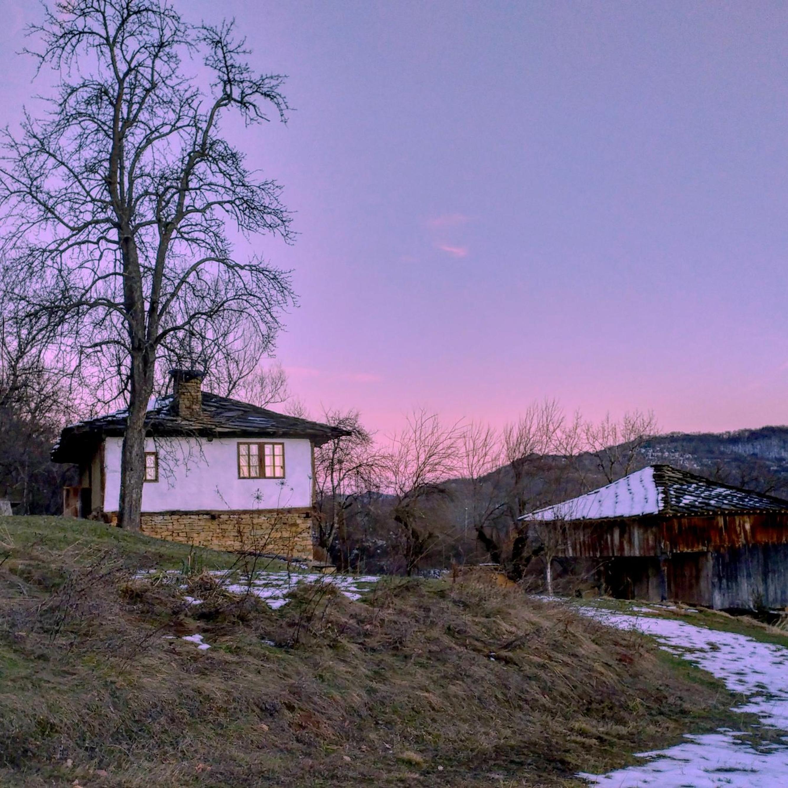 Authentic House with Stunning Mountain View - Karashka