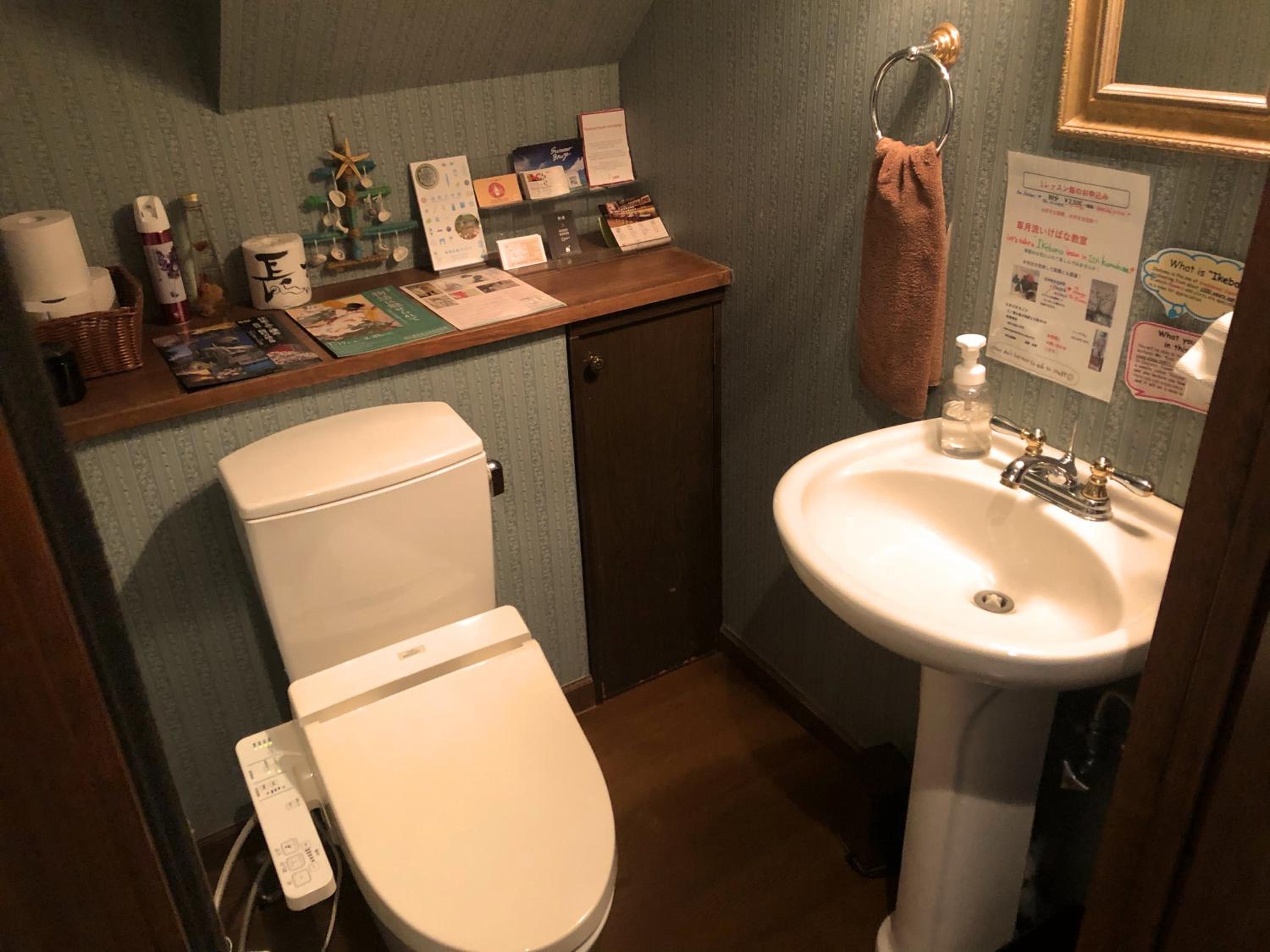 IZA Kamakura Guest House and Bar