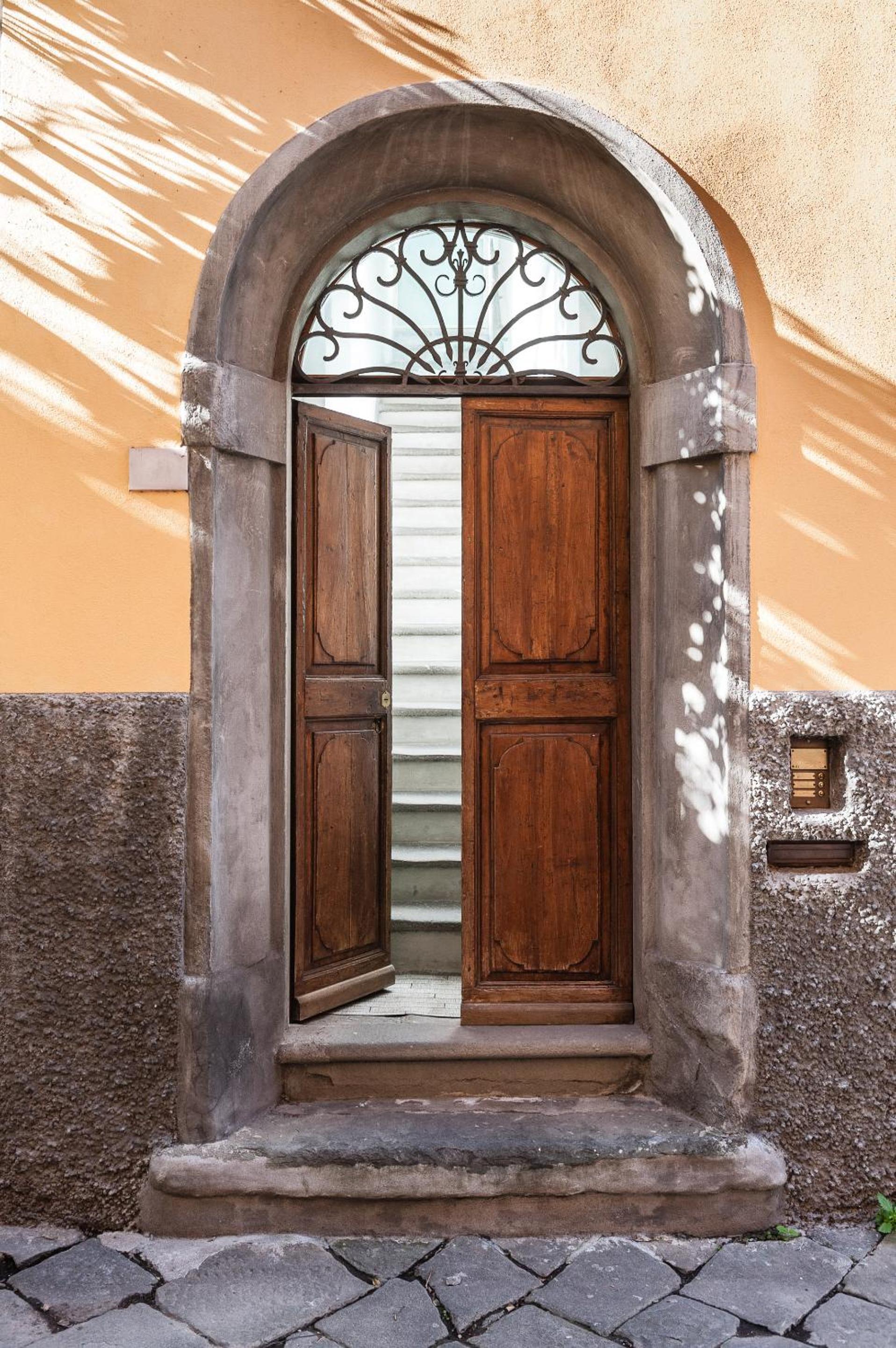 Spacious 2BR Apartment for Families Central & Quiet Pisa view 4