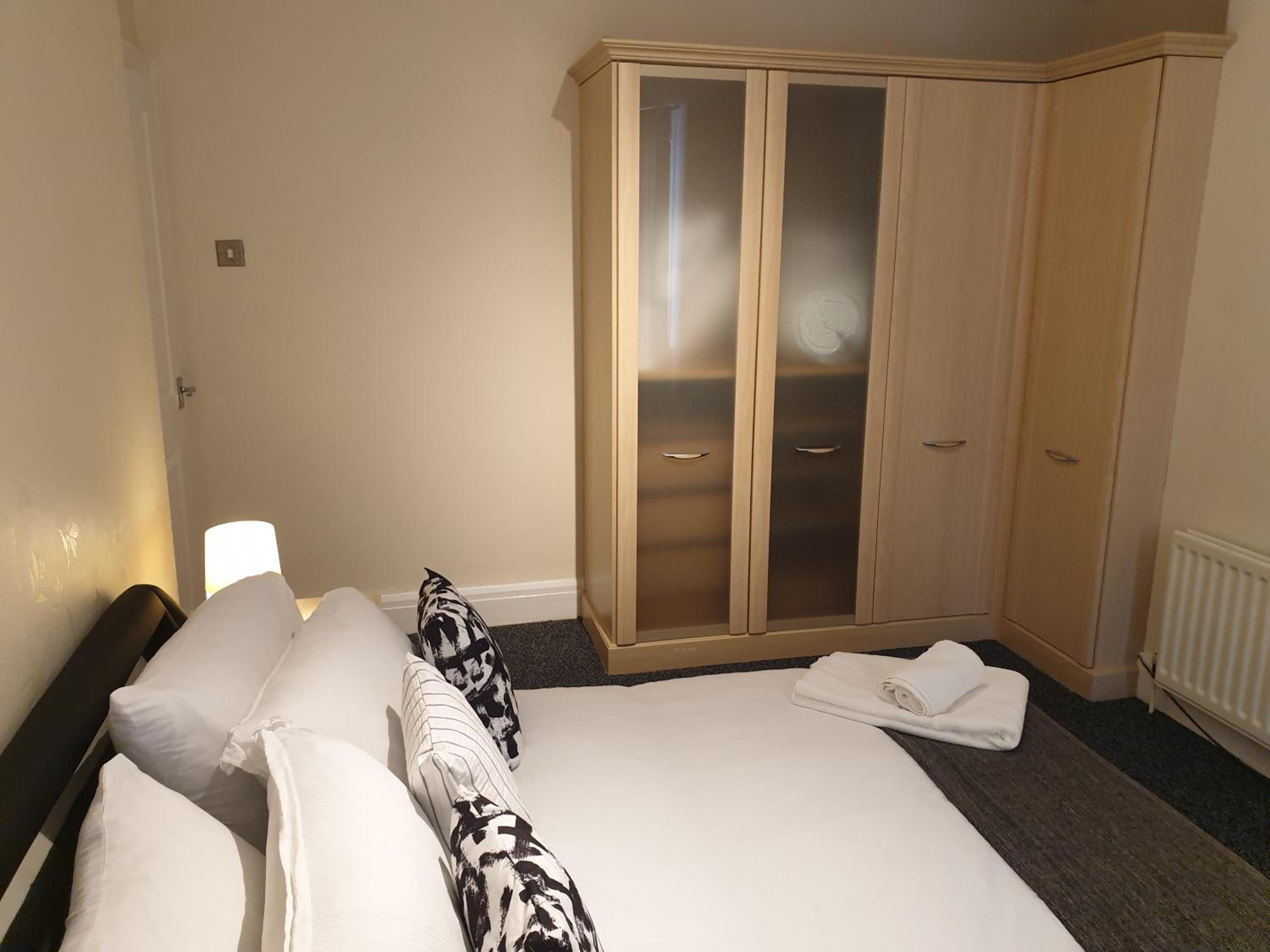 South Shields Vacations - South Shield's Hidden Gem Emerald Apartment sleeps 6 Guests - Property Image 8