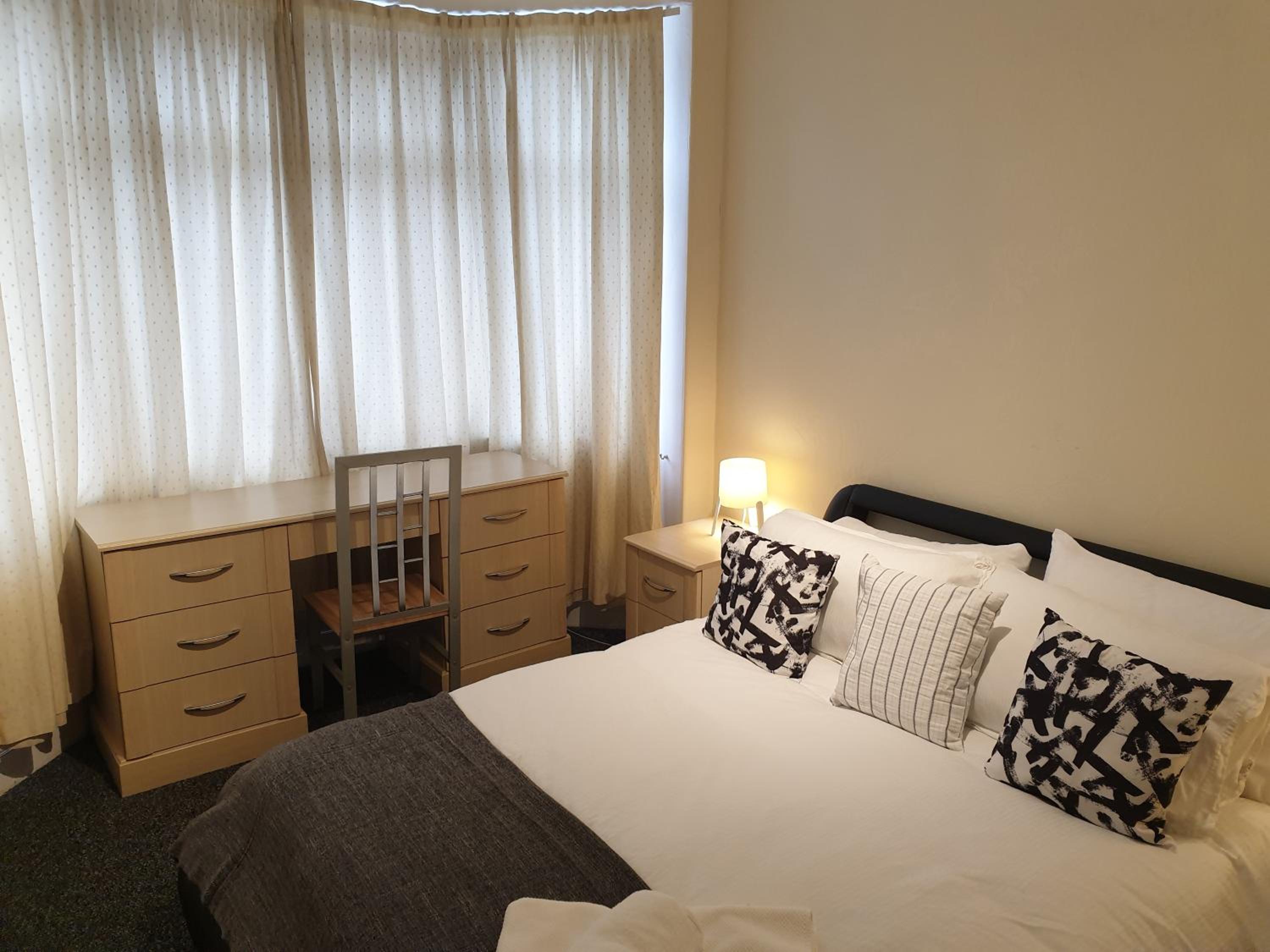 South Shields Vacations - South Shield's Hidden Gem Emerald Apartment sleeps 6 Guests - Property Image 1