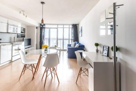 Luxurious Condo with a lake view