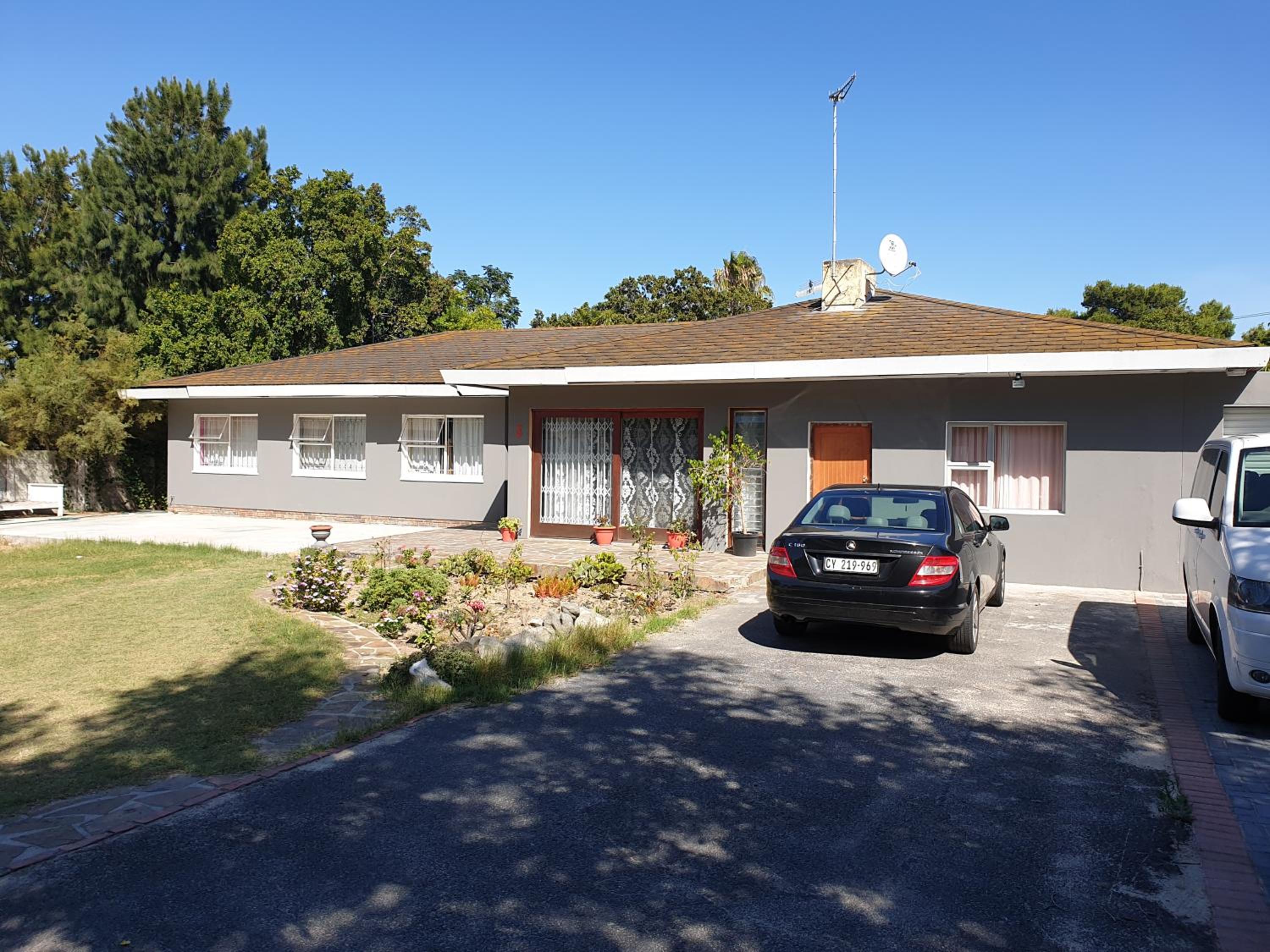 Lyronne Guest house, Shuttle and Tours view 5