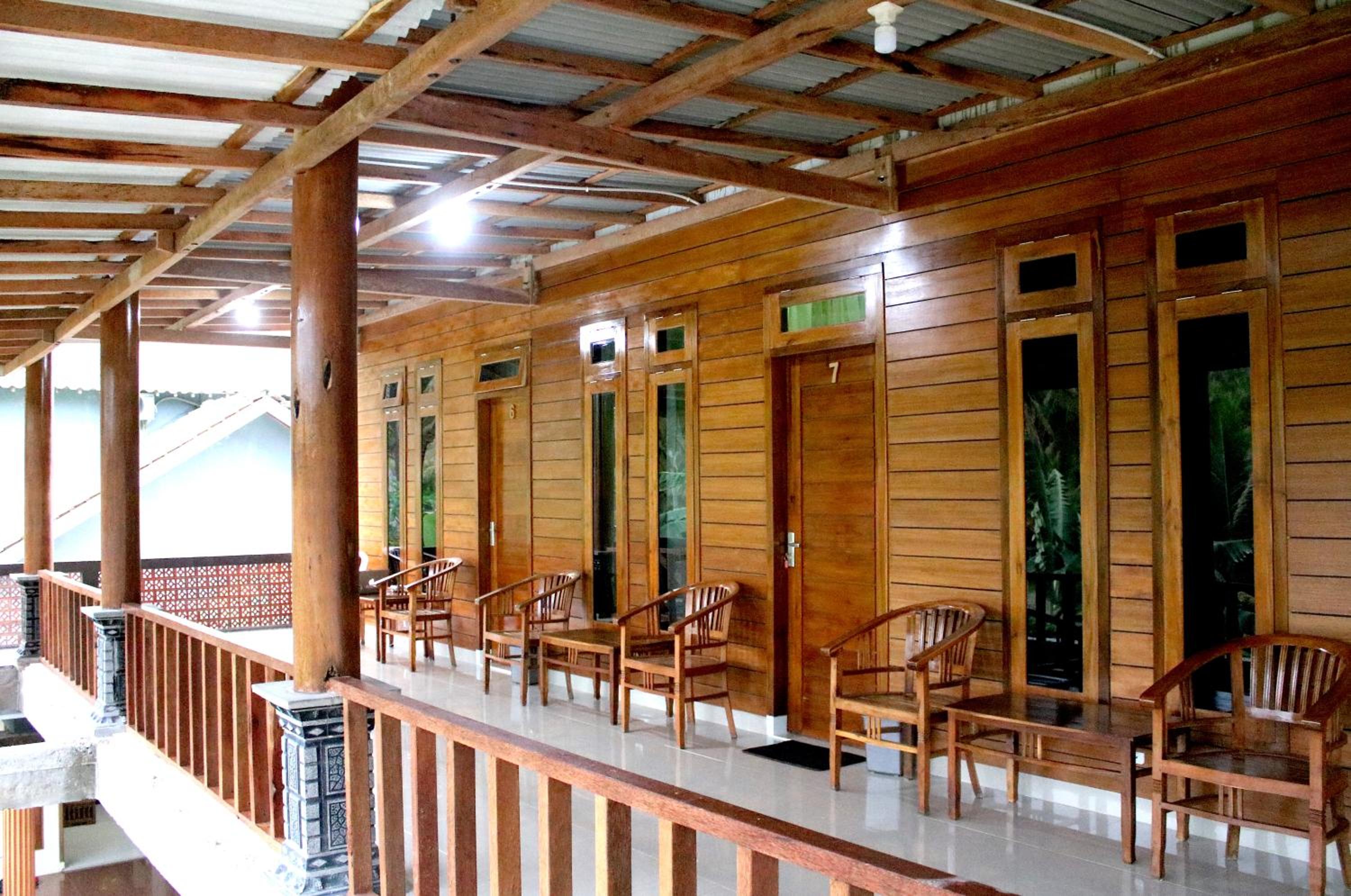 Arrys Watukarung Surfcamp