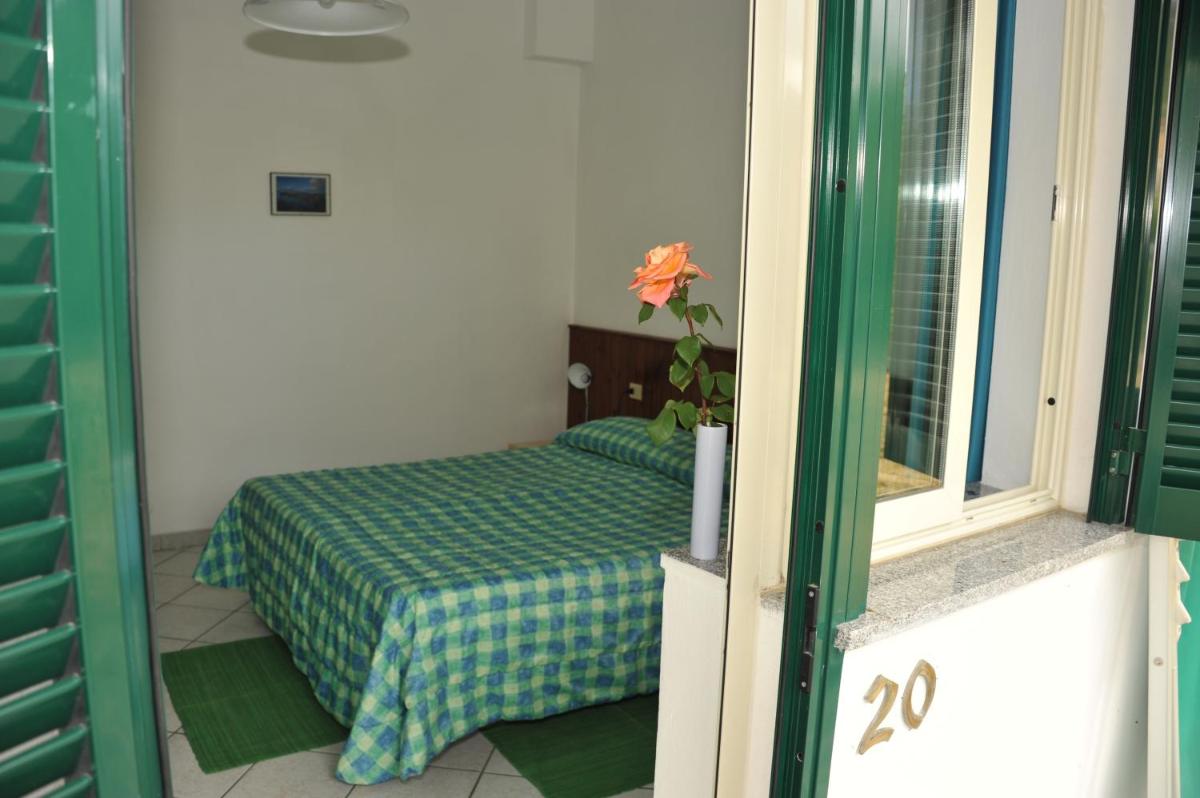 Hotel Edera en Procchio — hotel room