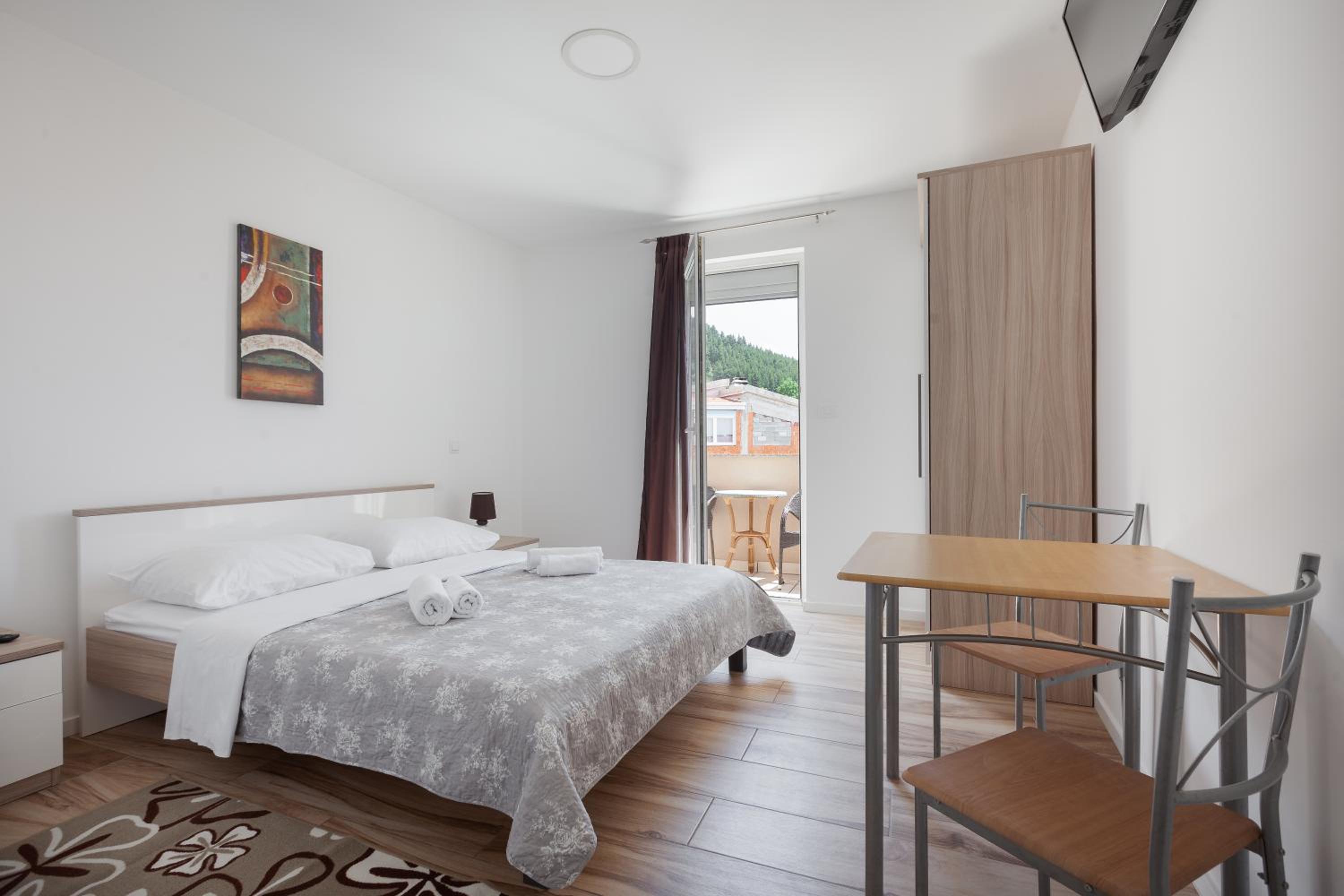 Apartments Ela