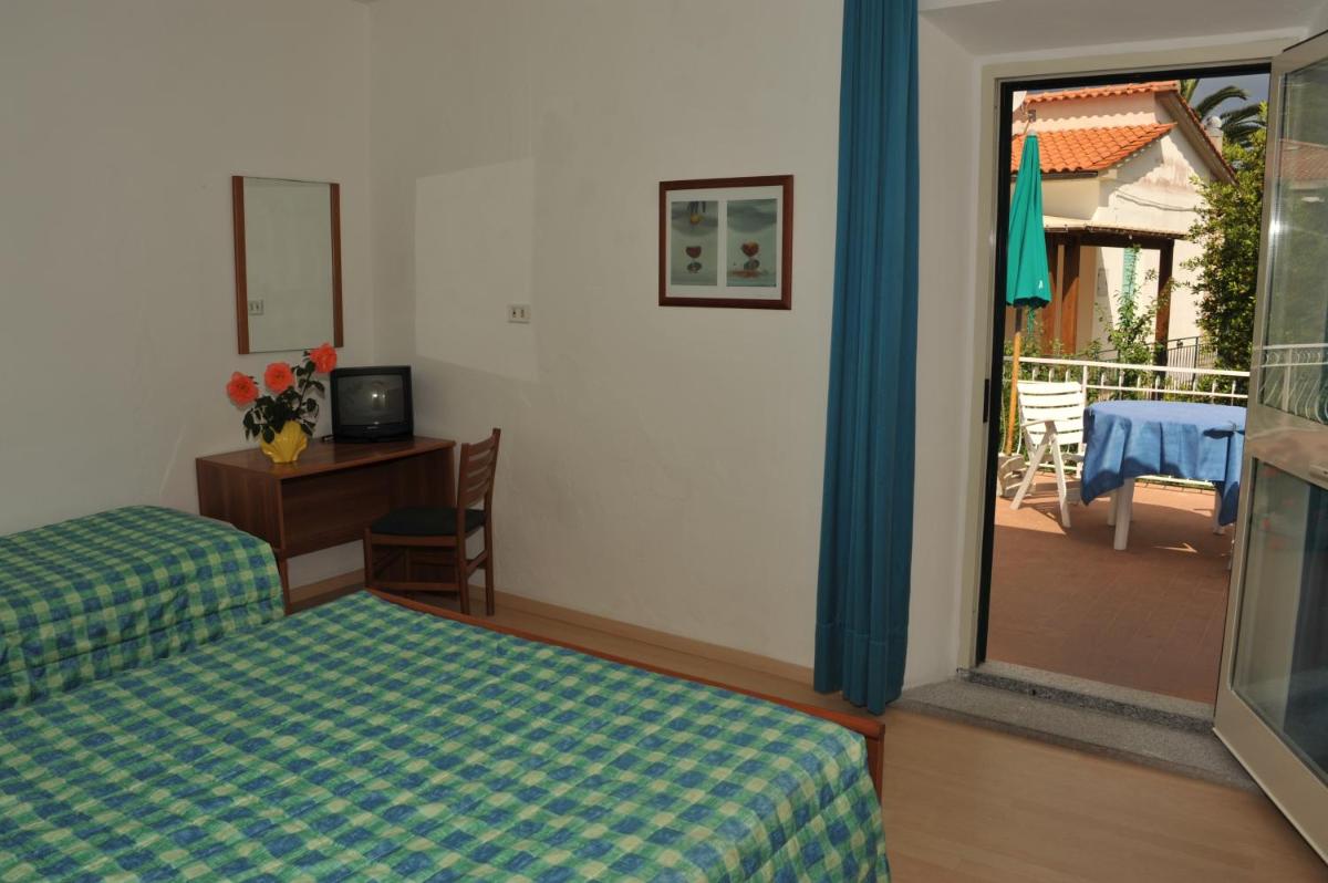 Hotel Edera en Procchio — hotel room