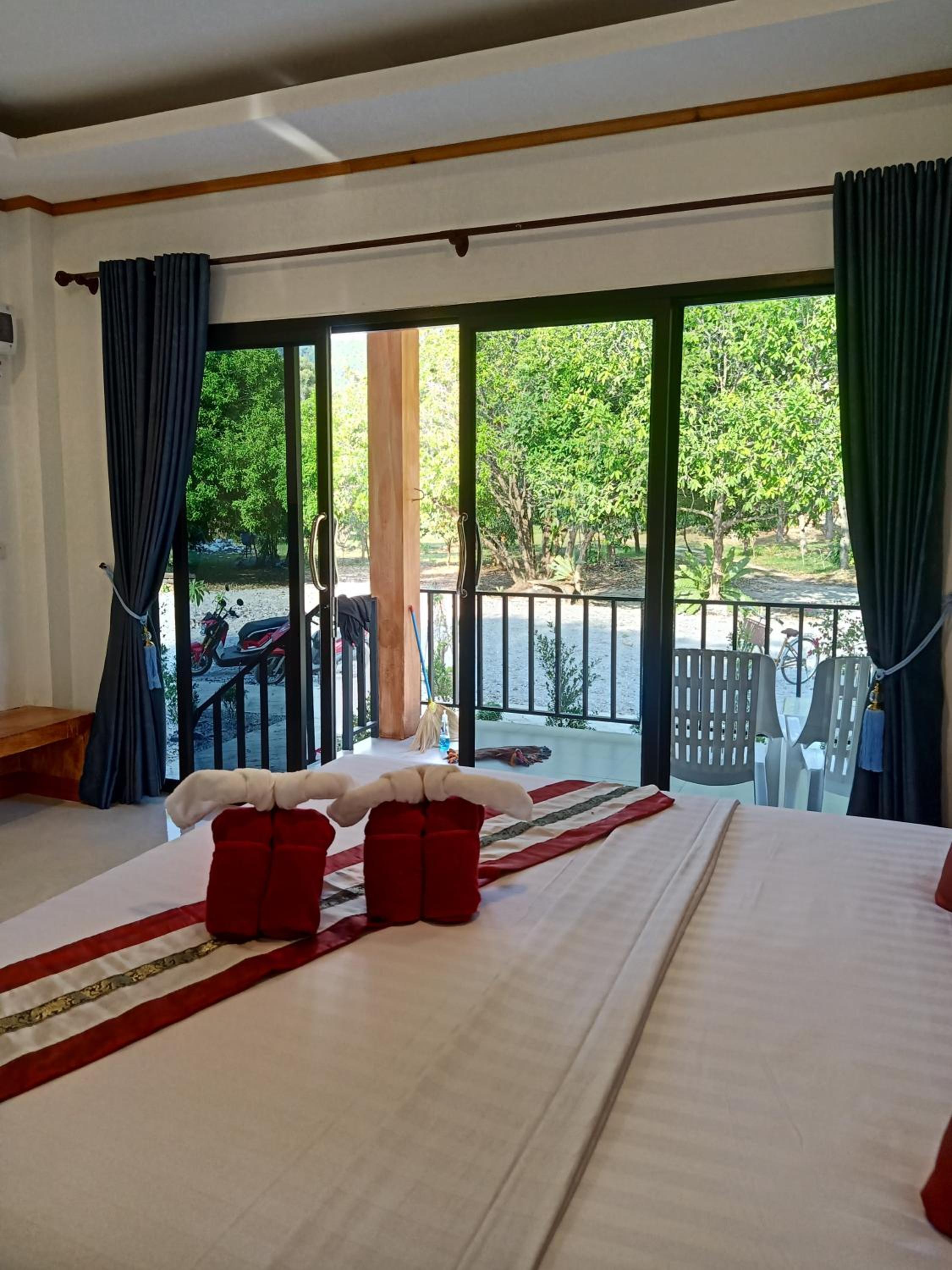 Lanta Buddy Resort , Long Beach