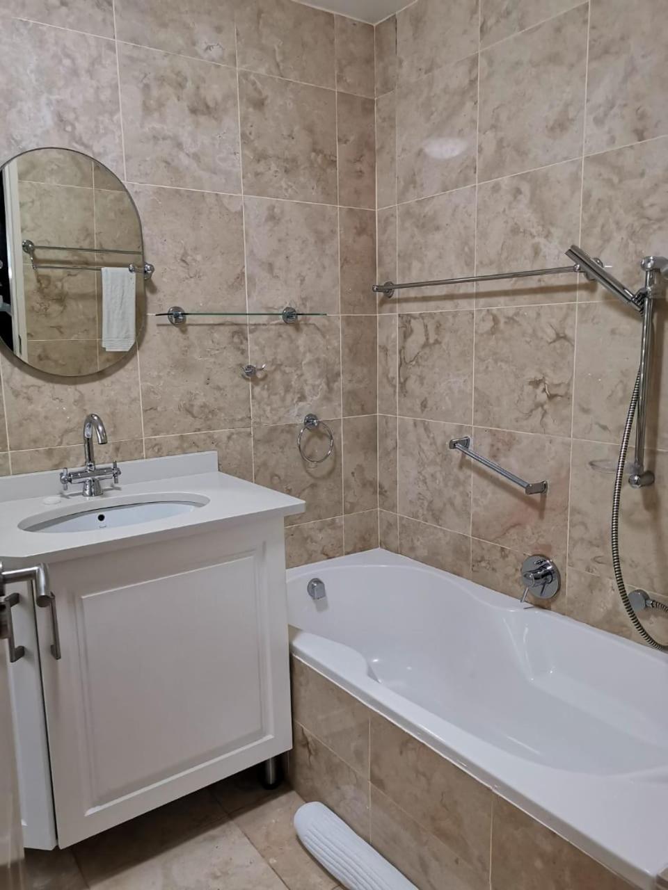 Point Village Accommodation - Annie-Ben 2 view 3