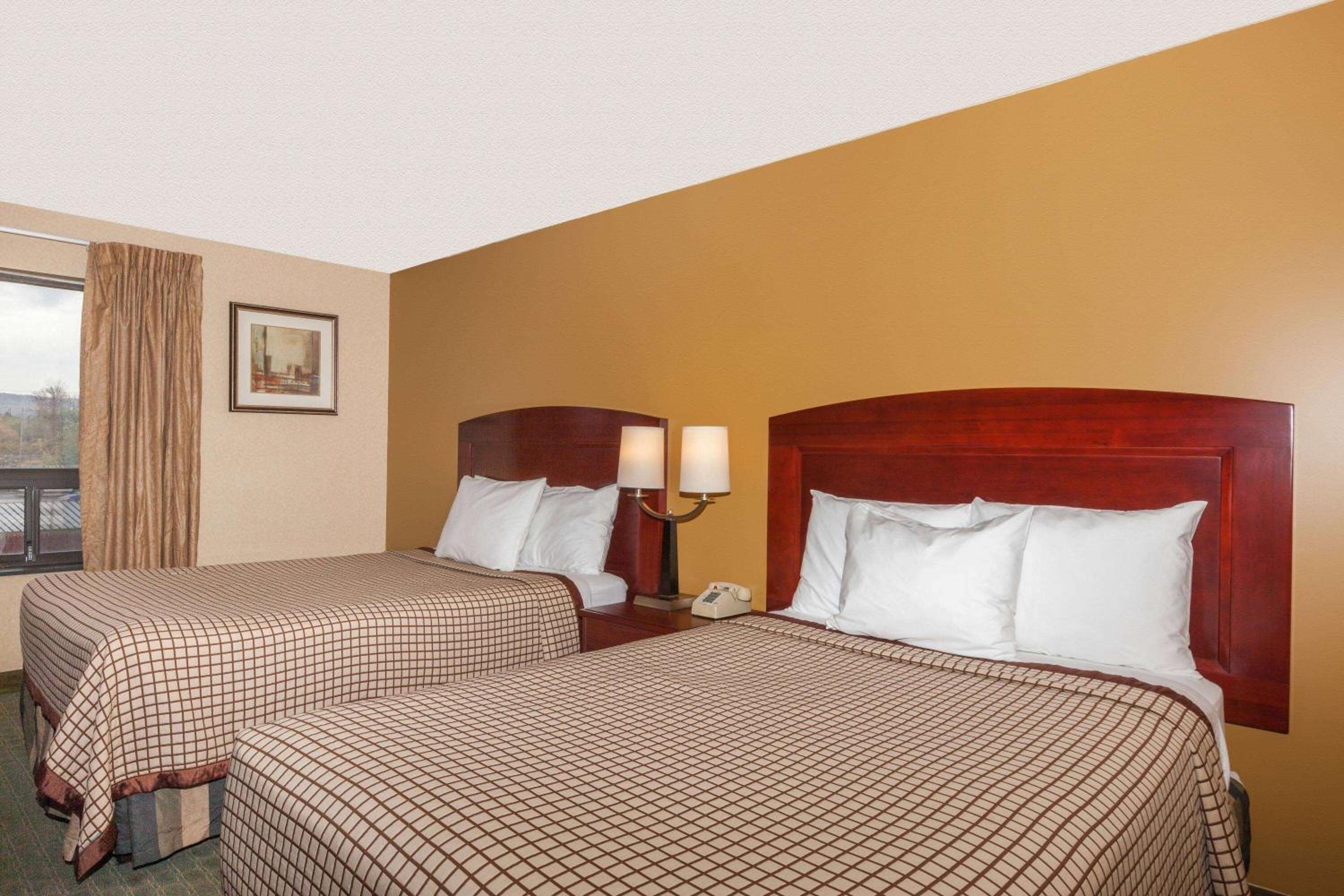 Days Inn by Wyndham Utica view 4