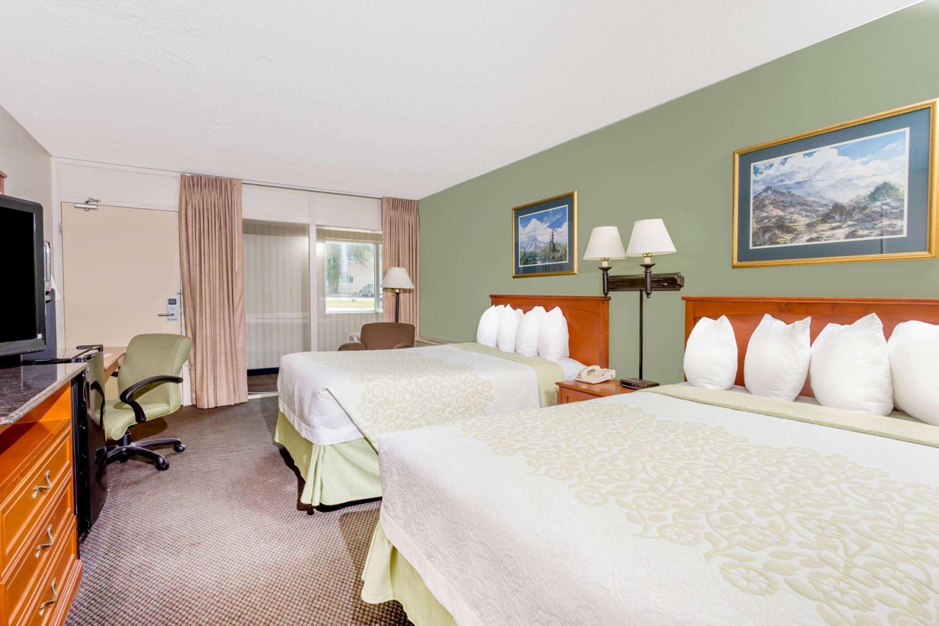 Days Inn by Wyndham Cedar Falls- University Plaza view 2