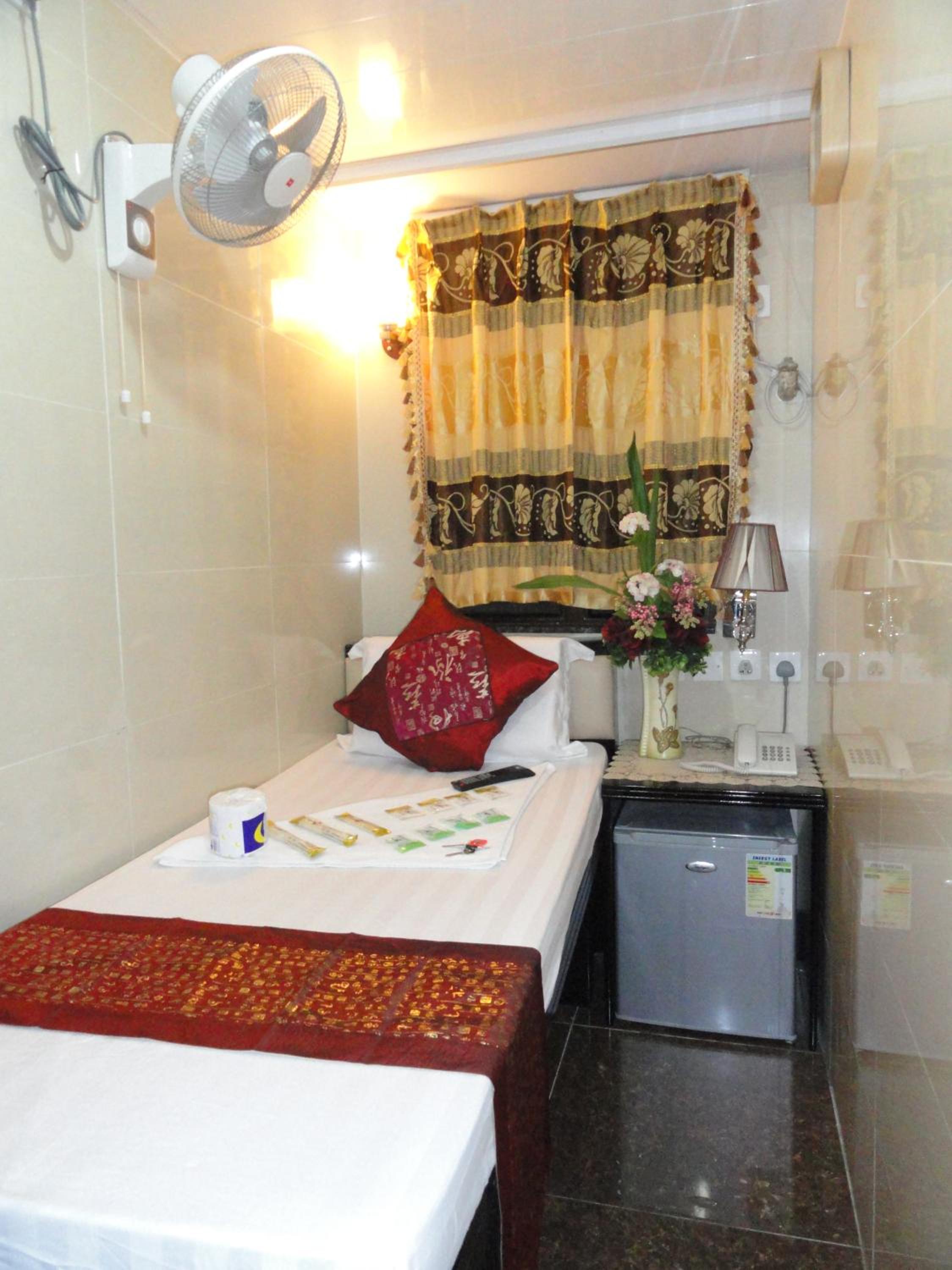 Davao Hostel Block D 24 HOUR RECEPTION 10TH FLOOR FLAT D8 CHUNGKING MANSION TSIM SHA TSUI KOWLOON