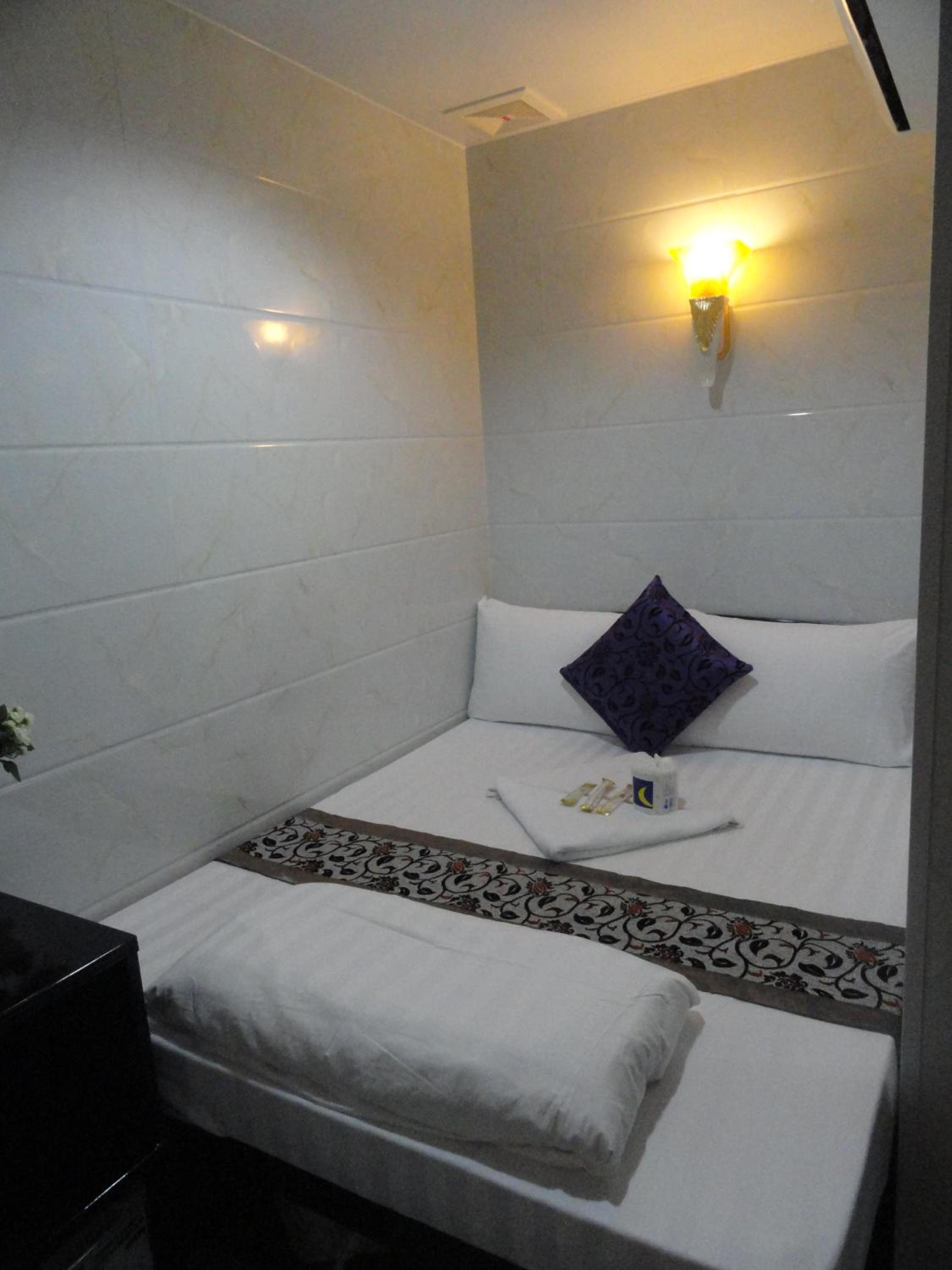 Davao Hostel Block D 24 HOUR RECEPTION 10TH FLOOR FLAT D8 CHUNGKING MANSION TSIM SHA TSUI KOWLOON