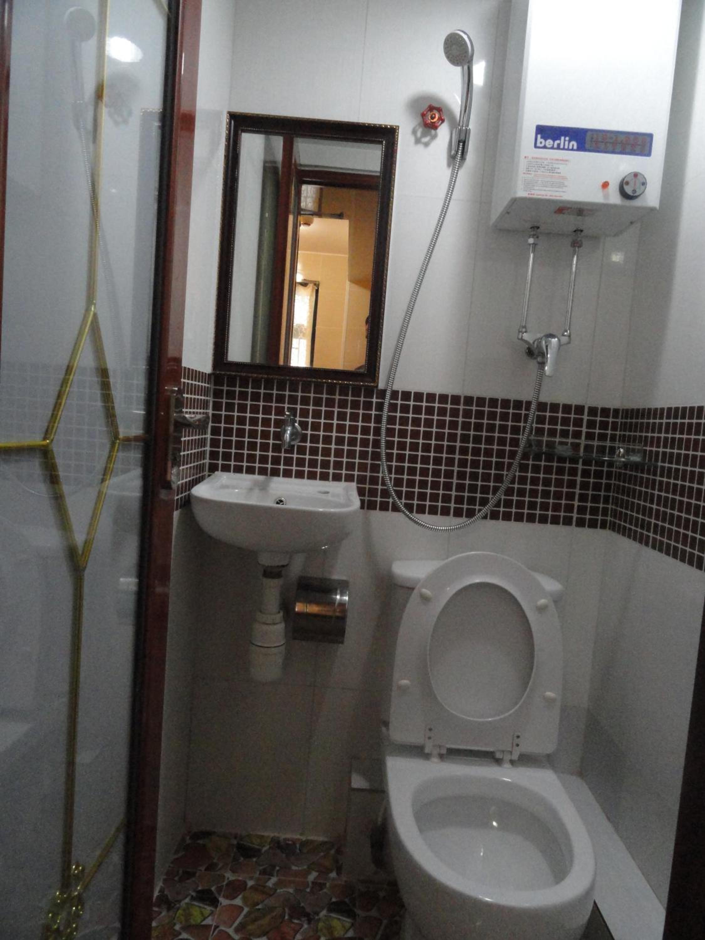 Davao Hostel Block D 24 HOUR RECEPTION 10TH FLOOR FLAT D8 CHUNGKING MANSION TSIM SHA TSUI KOWLOON