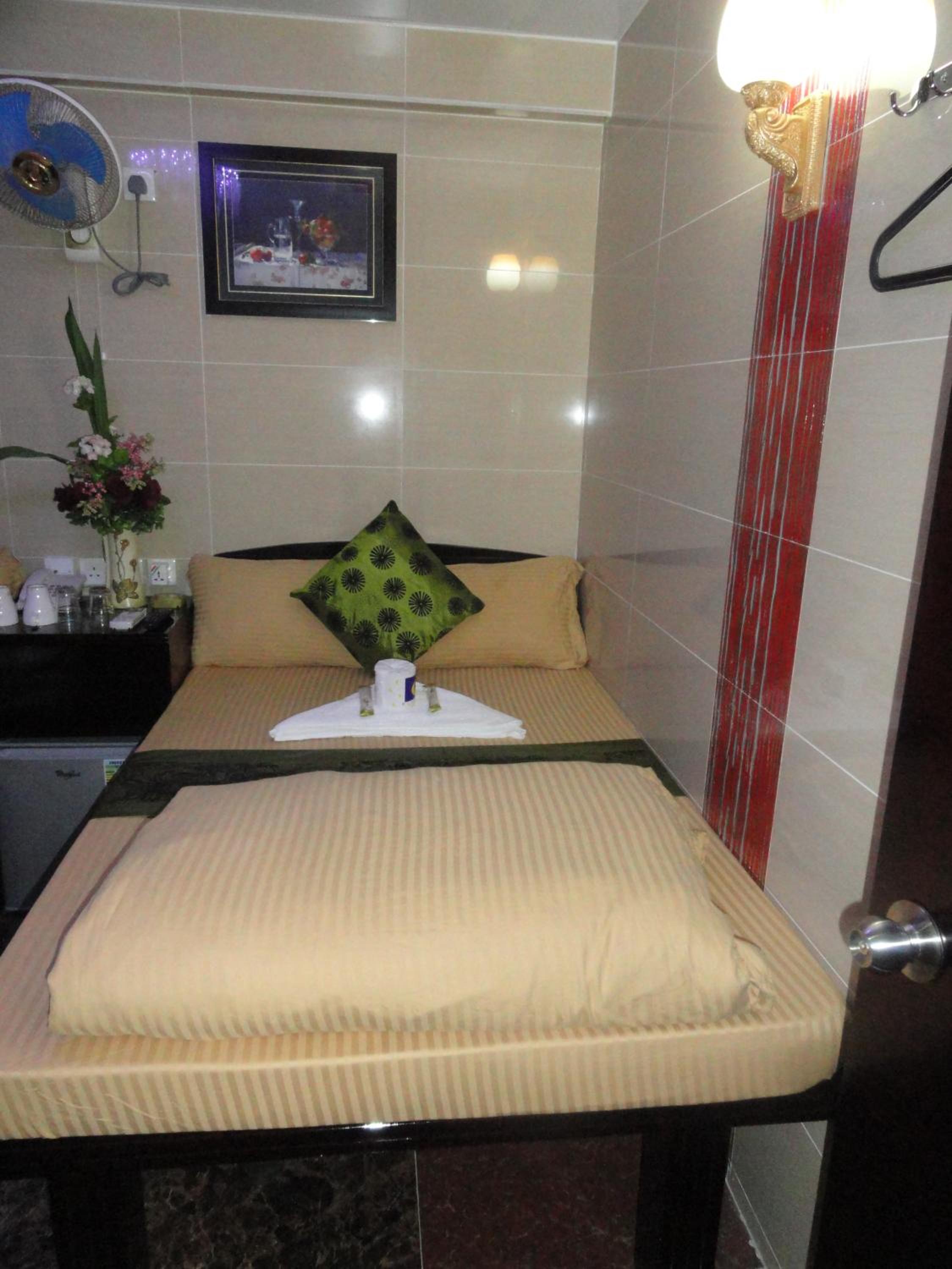 Davao Hostel Block D 24 HOUR RECEPTION 10TH FLOOR FLAT D8 CHUNGKING MANSION TSIM SHA TSUI KOWLOON