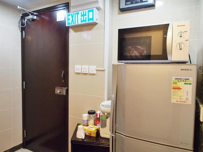 Davao Hostel Block D 24 HOUR RECEPTION 10TH FLOOR FLAT D8 CHUNGKING MANSION TSIM SHA TSUI KOWLOON