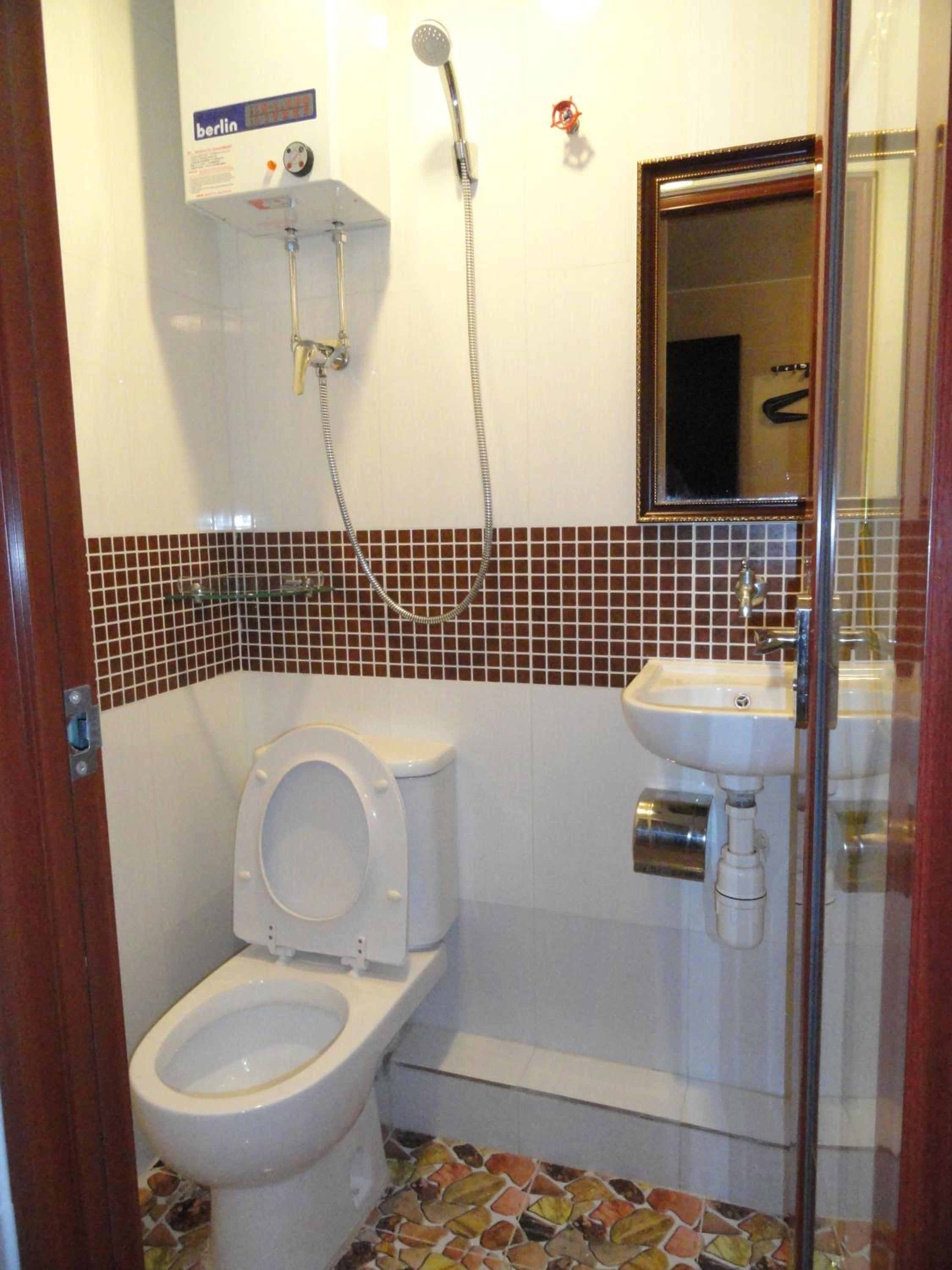 Davao Hostel Block D 24 HOUR RECEPTION 10TH FLOOR FLAT D8 CHUNGKING MANSION TSIM SHA TSUI KOWLOON