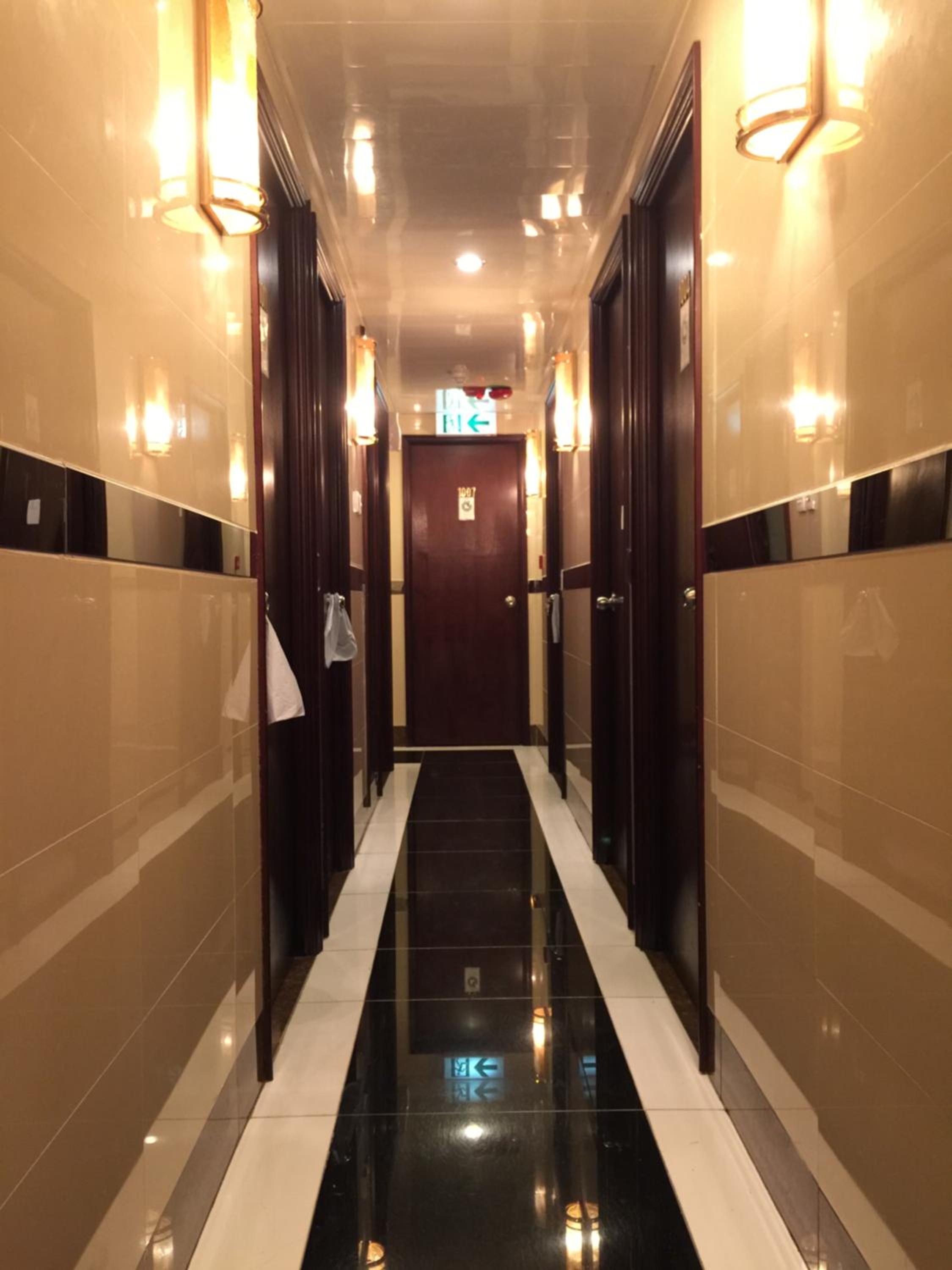Davao Hostel Block D 24 HOUR RECEPTION 10TH FLOOR FLAT D8 CHUNGKING MANSION TSIM SHA TSUI KOWLOON