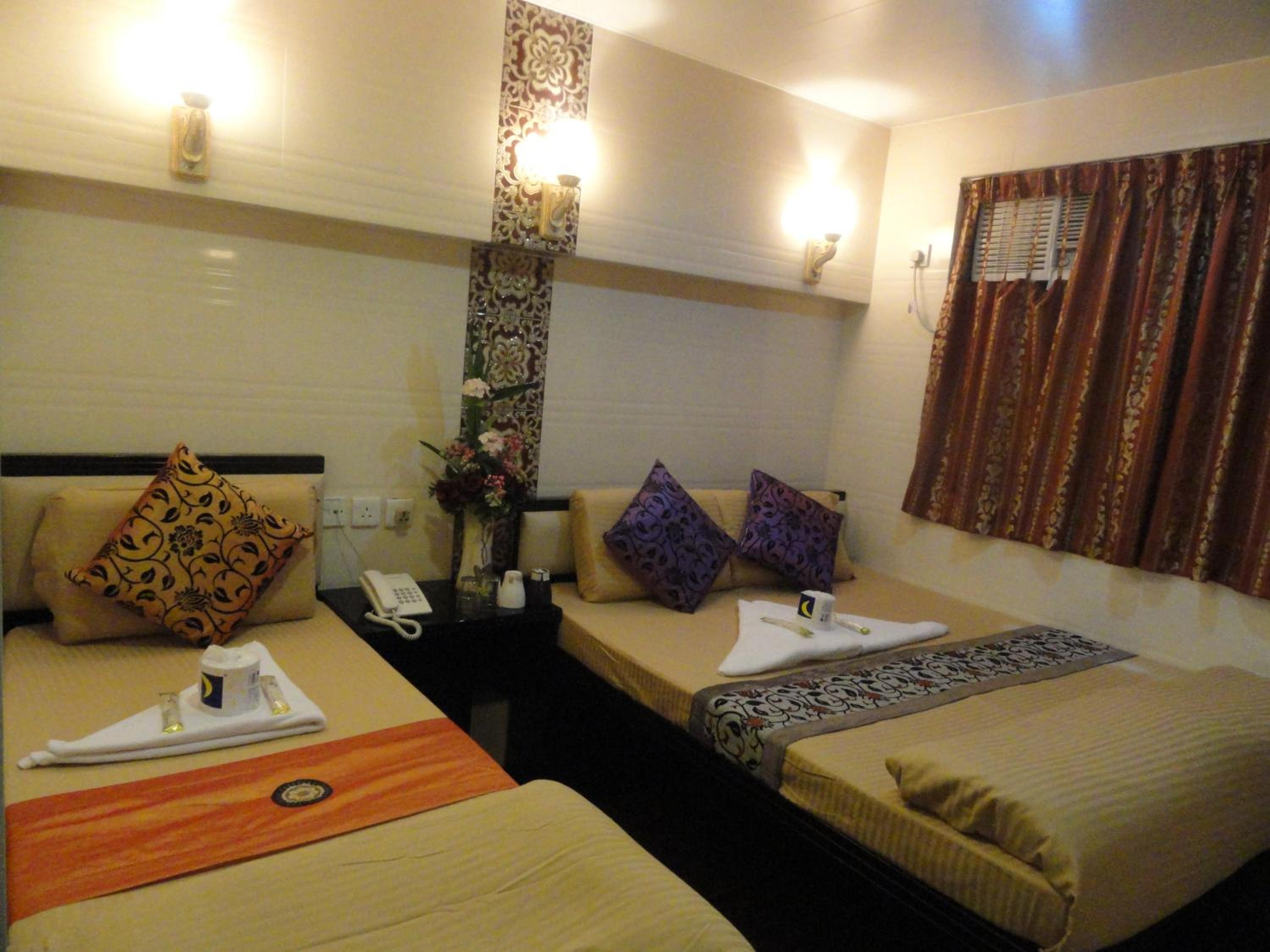 Davao Hostel Block D 24 HOUR RECEPTION 10TH FLOOR FLAT D8 CHUNGKING MANSION TSIM SHA TSUI KOWLOON