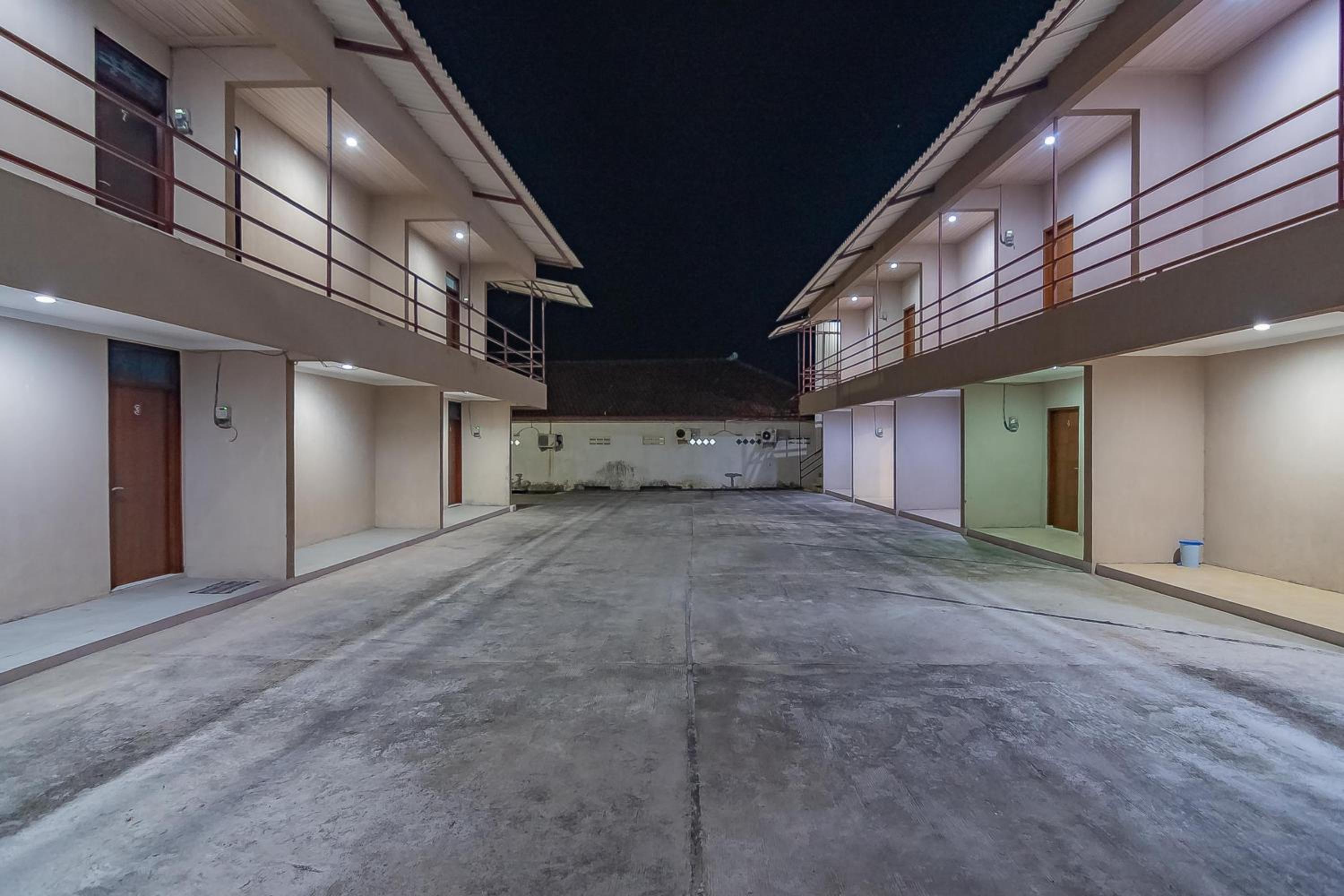 RedDoorz Plus at Bukit Cinta Street Balikpapan view 4