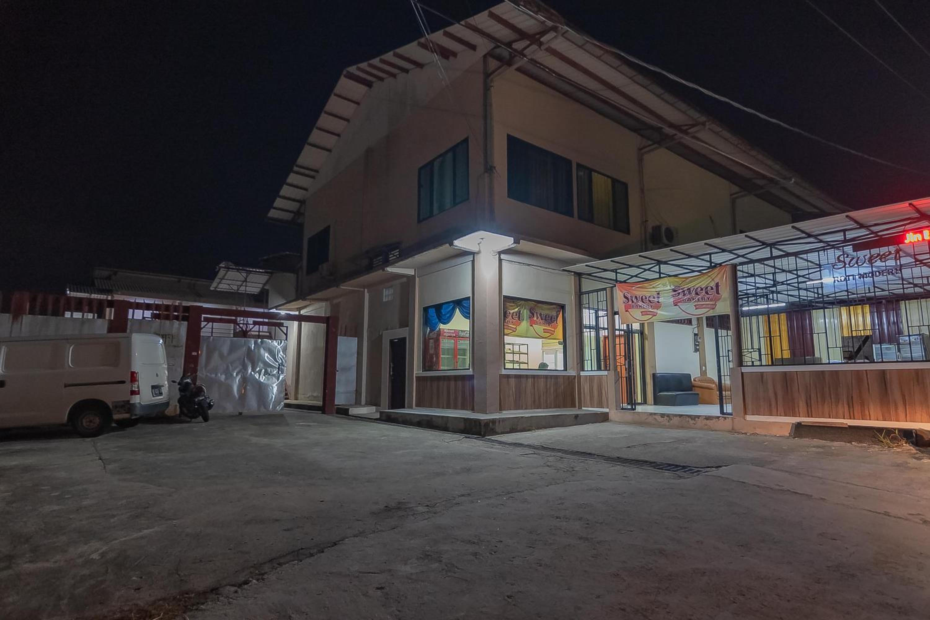 Hotel RedDoorz Plus at Bukit Cinta Street Balikpapan - Image 1