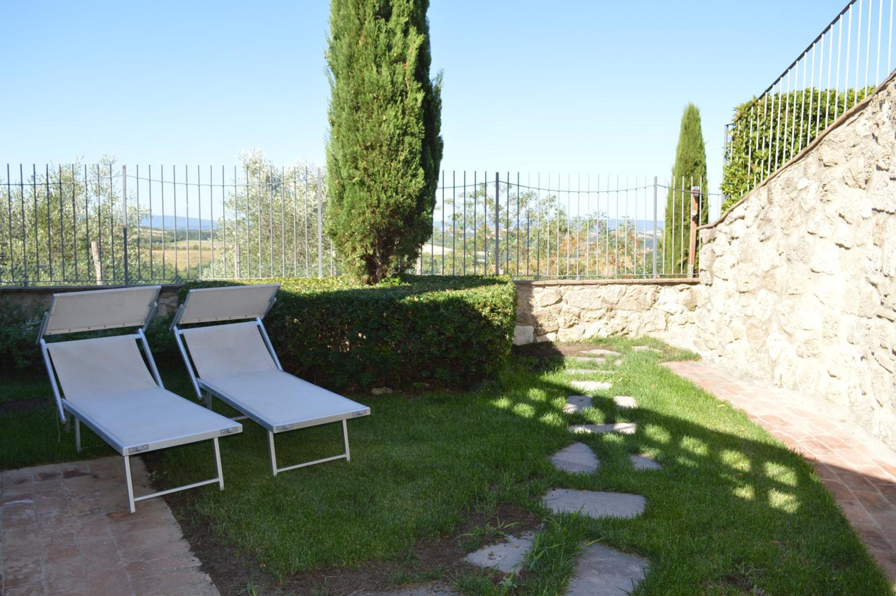 House with private garden in the Crete Senesi view 5