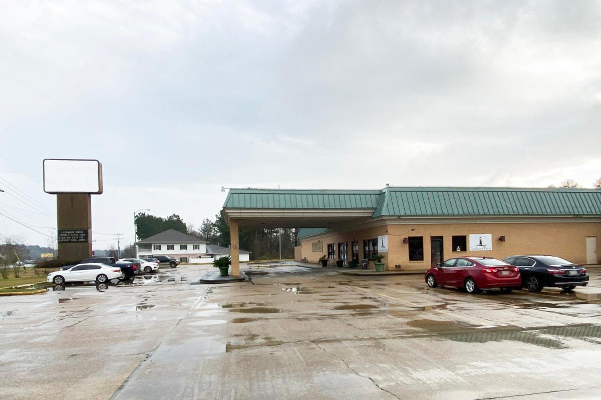 Leesville Vacations - Landmark Hotel - Property Image 1