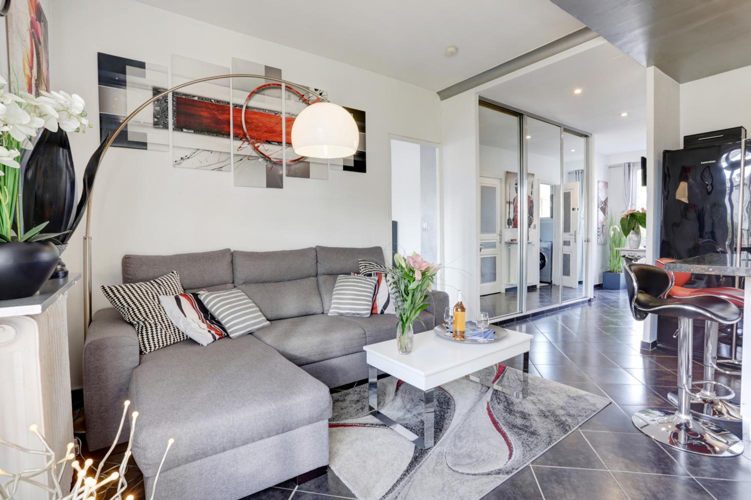 LE MANTEGA - F2 MODERNE,CENTRE VILLE, 2 GRANDES TERRASSES,CLIMATISATION, ASCENSEUR view 2