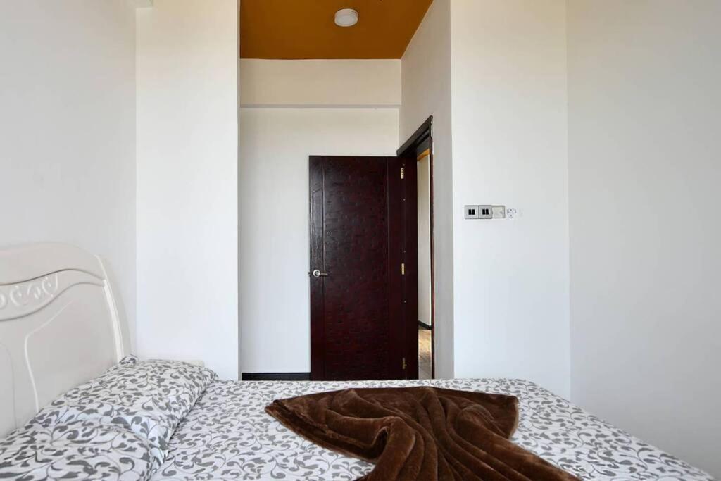 Amaze Residence luxury 2 bedroom apartment 6 view 3