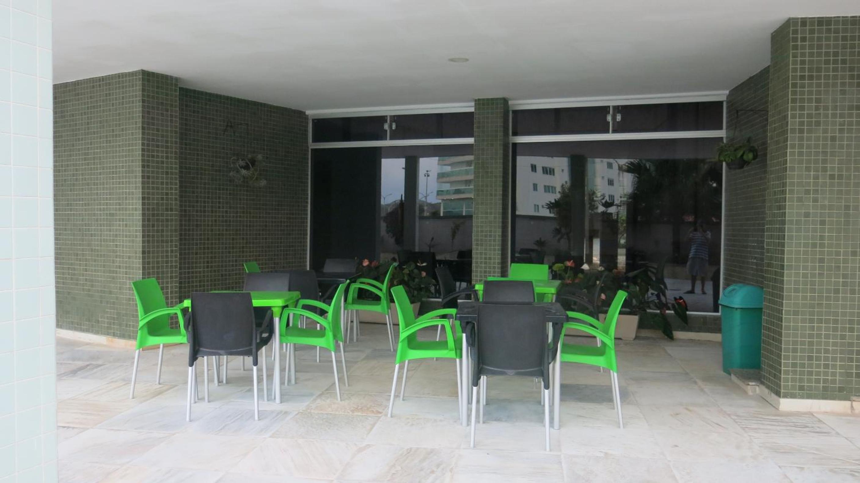 Joneson aluga um apto 3 Quartos na beira da Praia do Forte