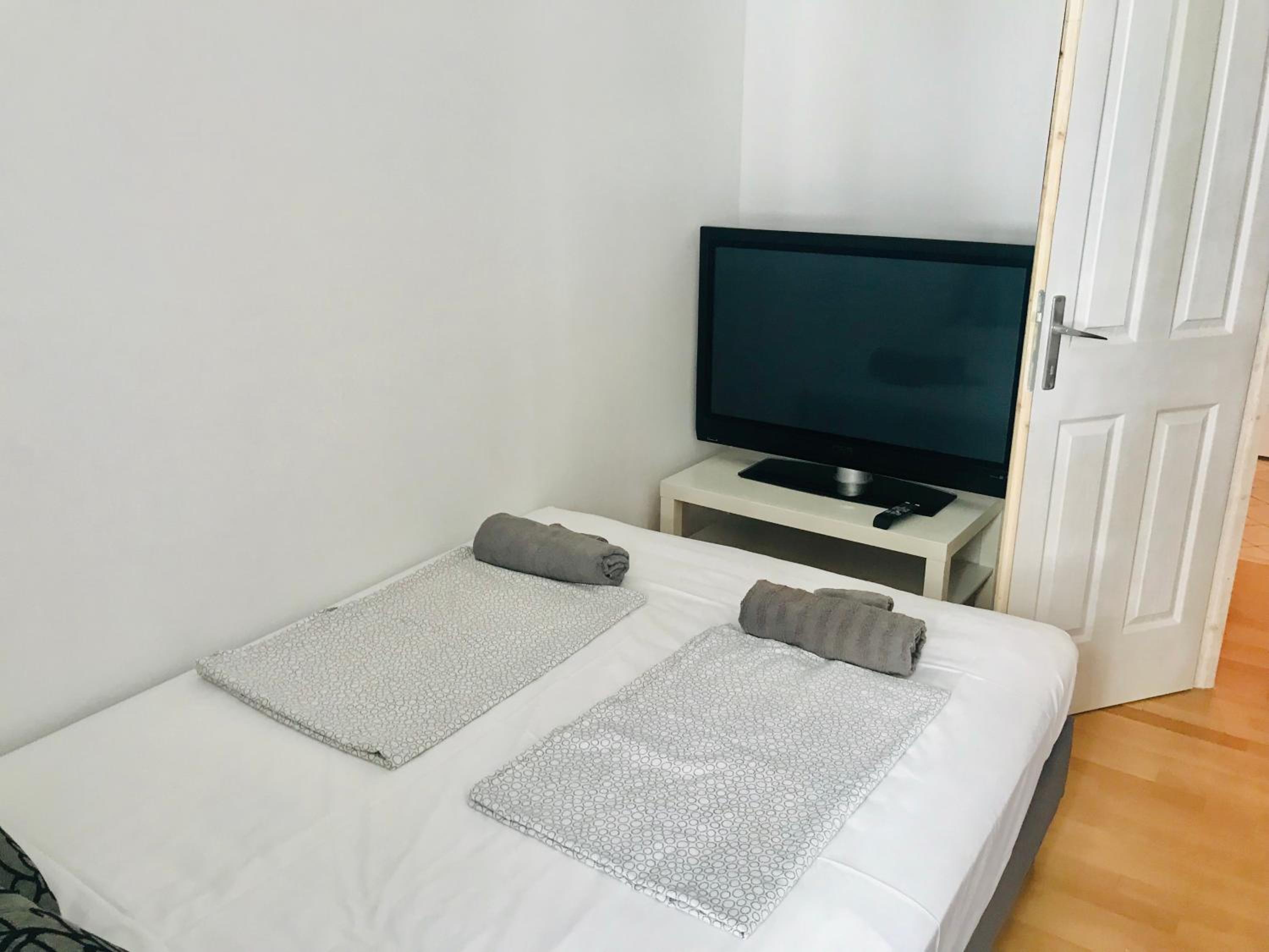 DeSiGn free parking apartment in city center view 2
