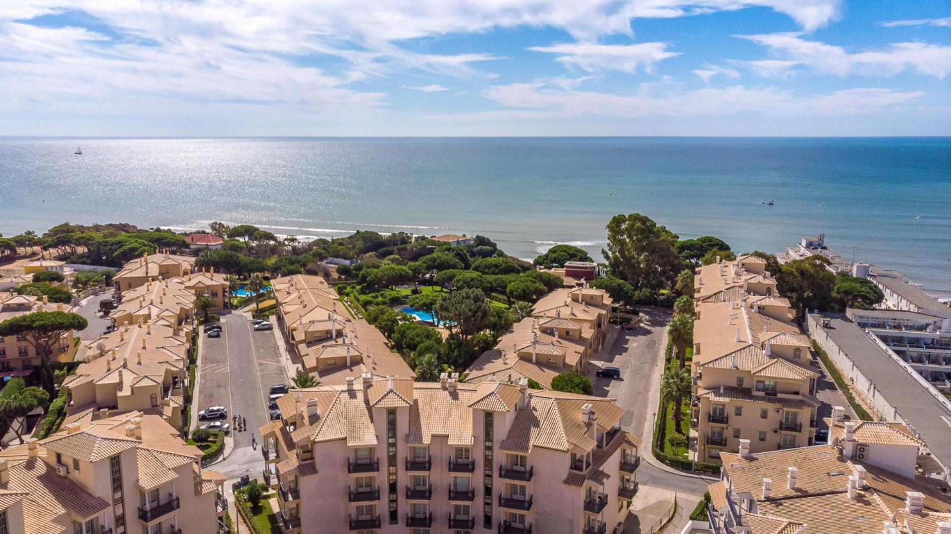 Hotel Apartamento Praia da Oura - Image 1