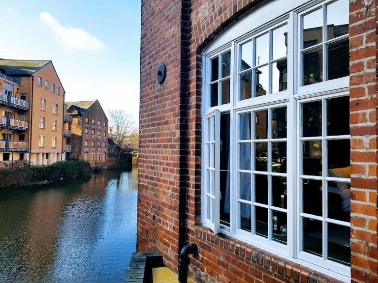Cocoa Lily - River fronted studio in the city with secure parking view 4