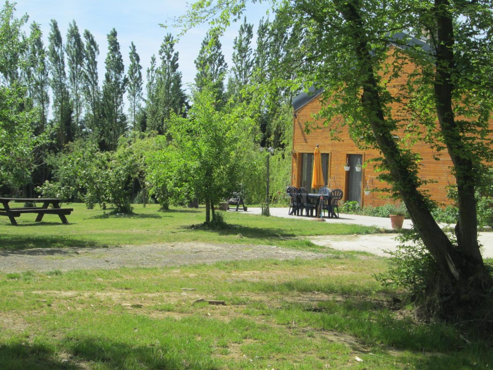 Florennes Gîte neuf 150 M2 devant un grand lac privé de 2 hectares poissonneux au milieu des bois