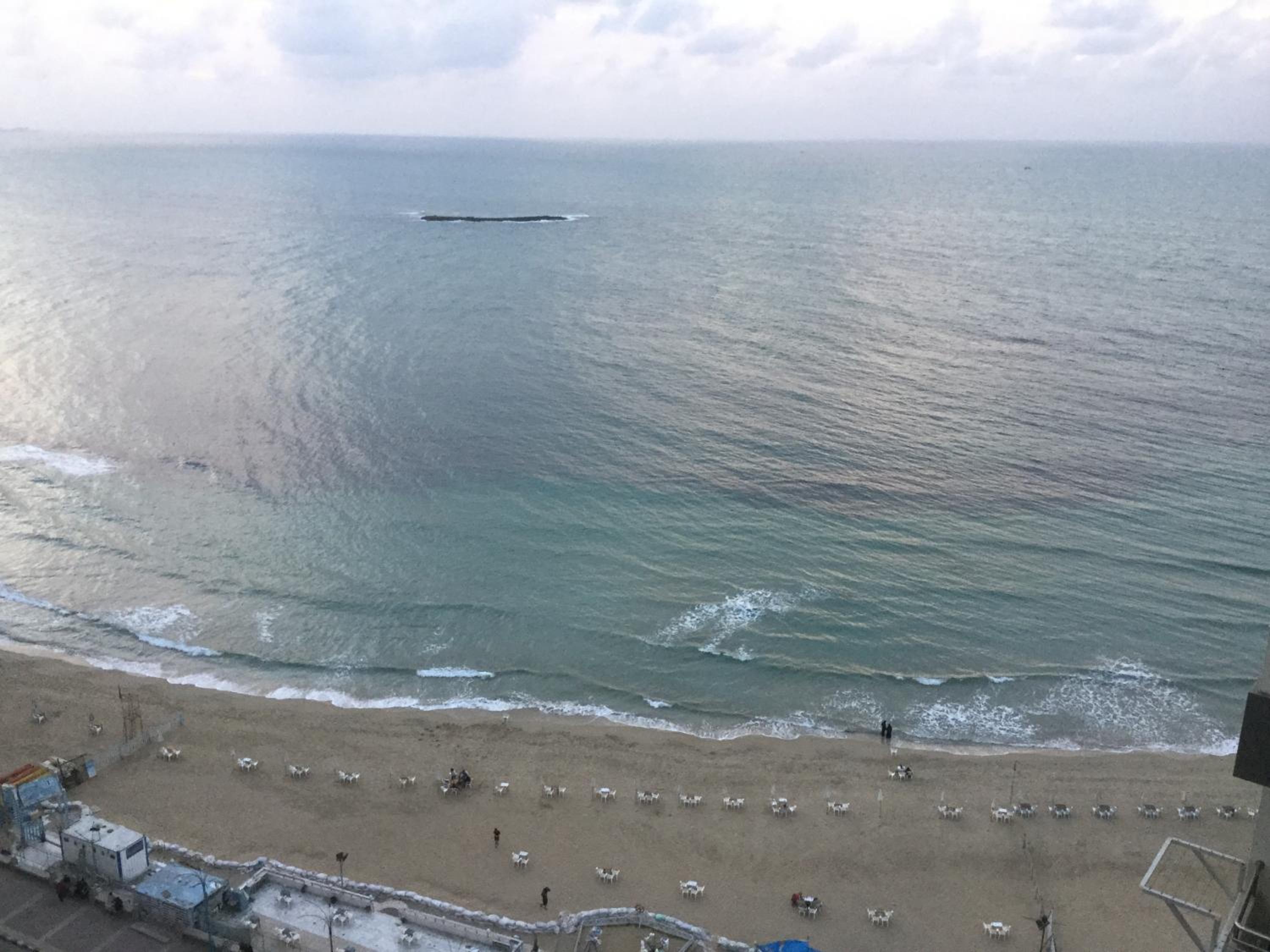 Wide Seaview 3-Bedroom Apartment view 4