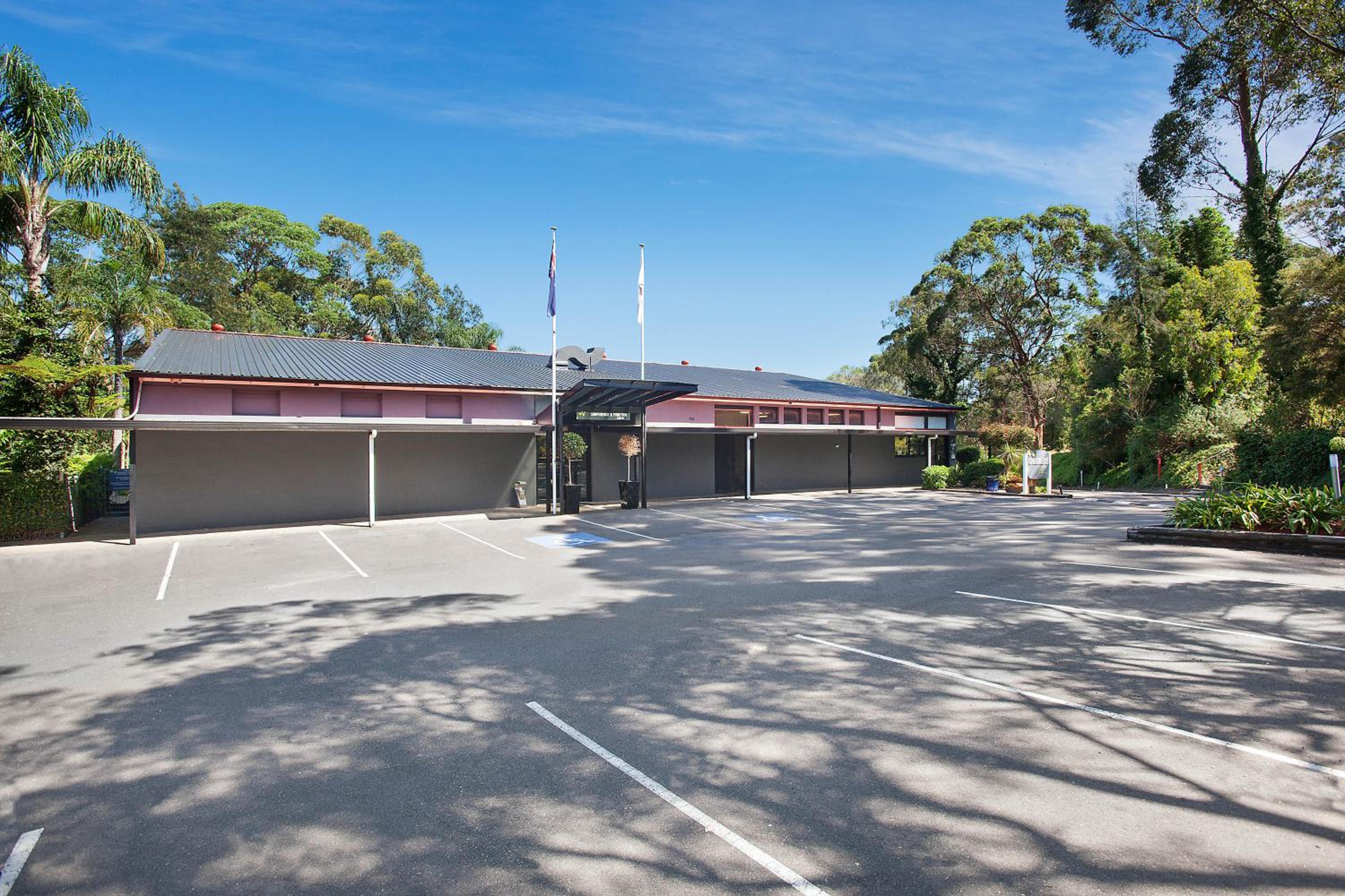 Hotel Checkers Resort - Image 1