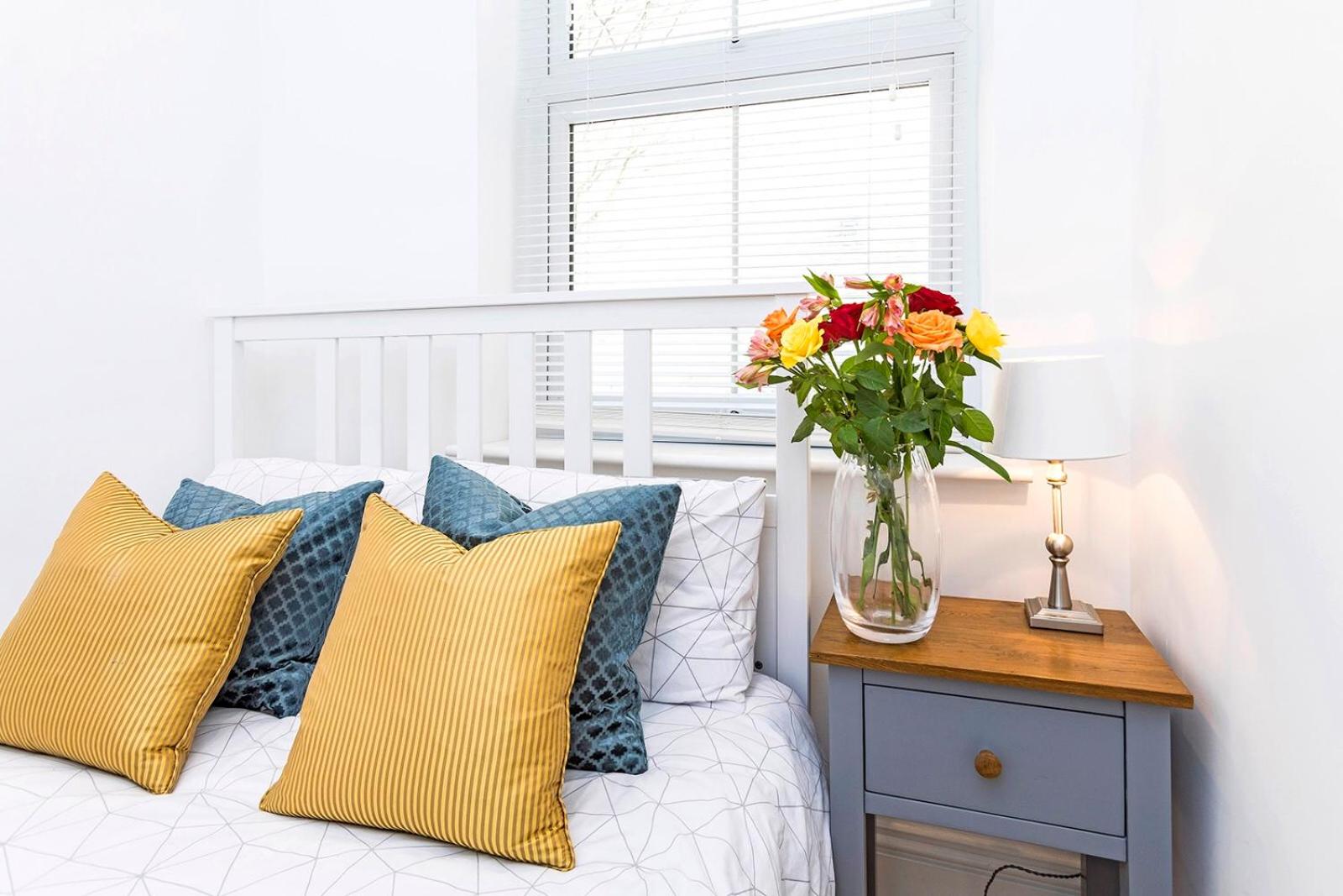 Stylish 2 Bed Apartment-Zone 2 - 10 Minutes to the heart of London- sleeps up 8
