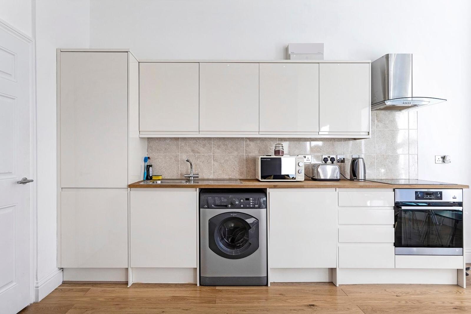 Stylish 2 Bed Apartment-Zone 2 - 10 Minutes to the heart of London- sleeps up 8
