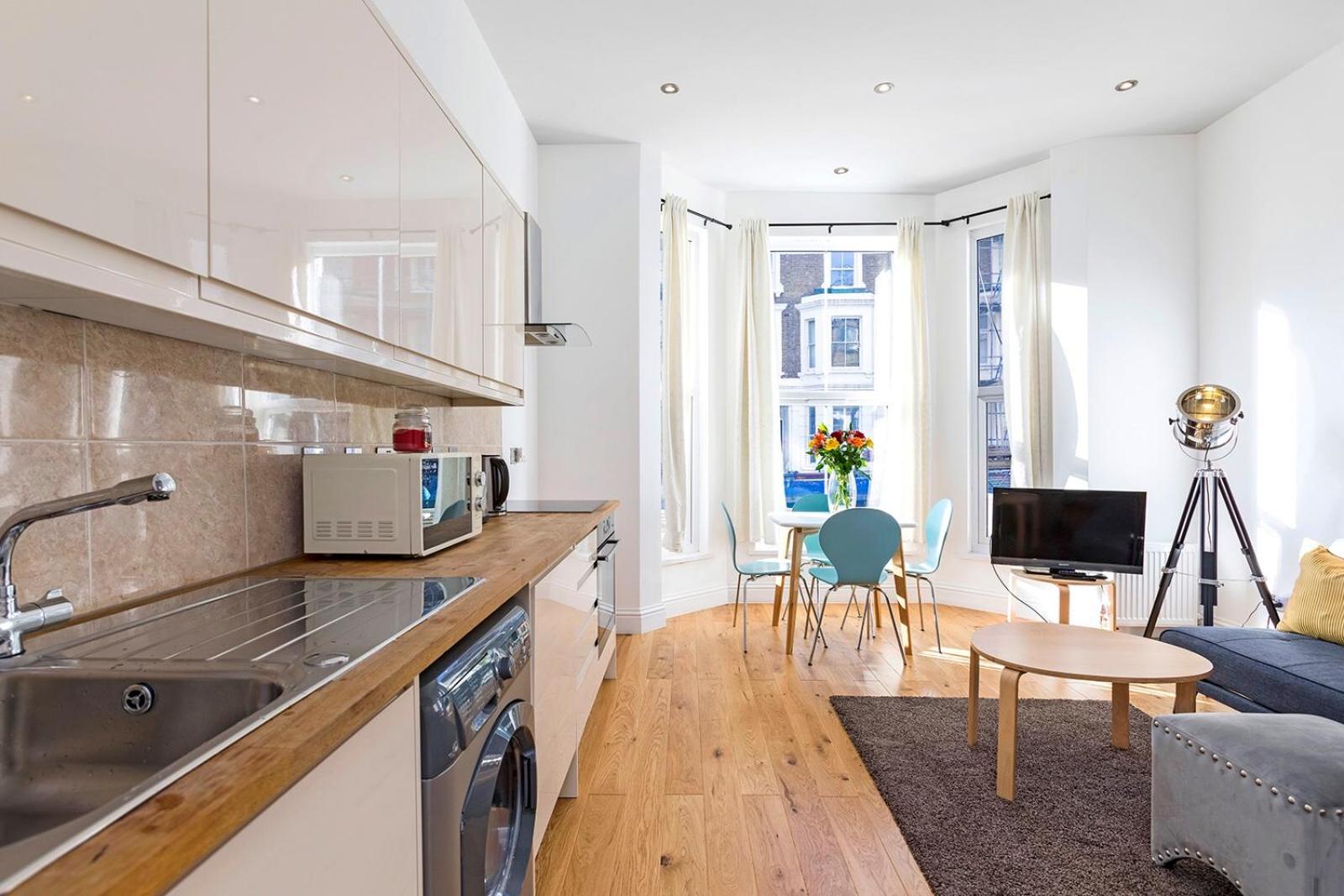 Stylish 2 Bed Apartment-Zone 2 - 10 Minutes to the heart of London- sleeps up 8